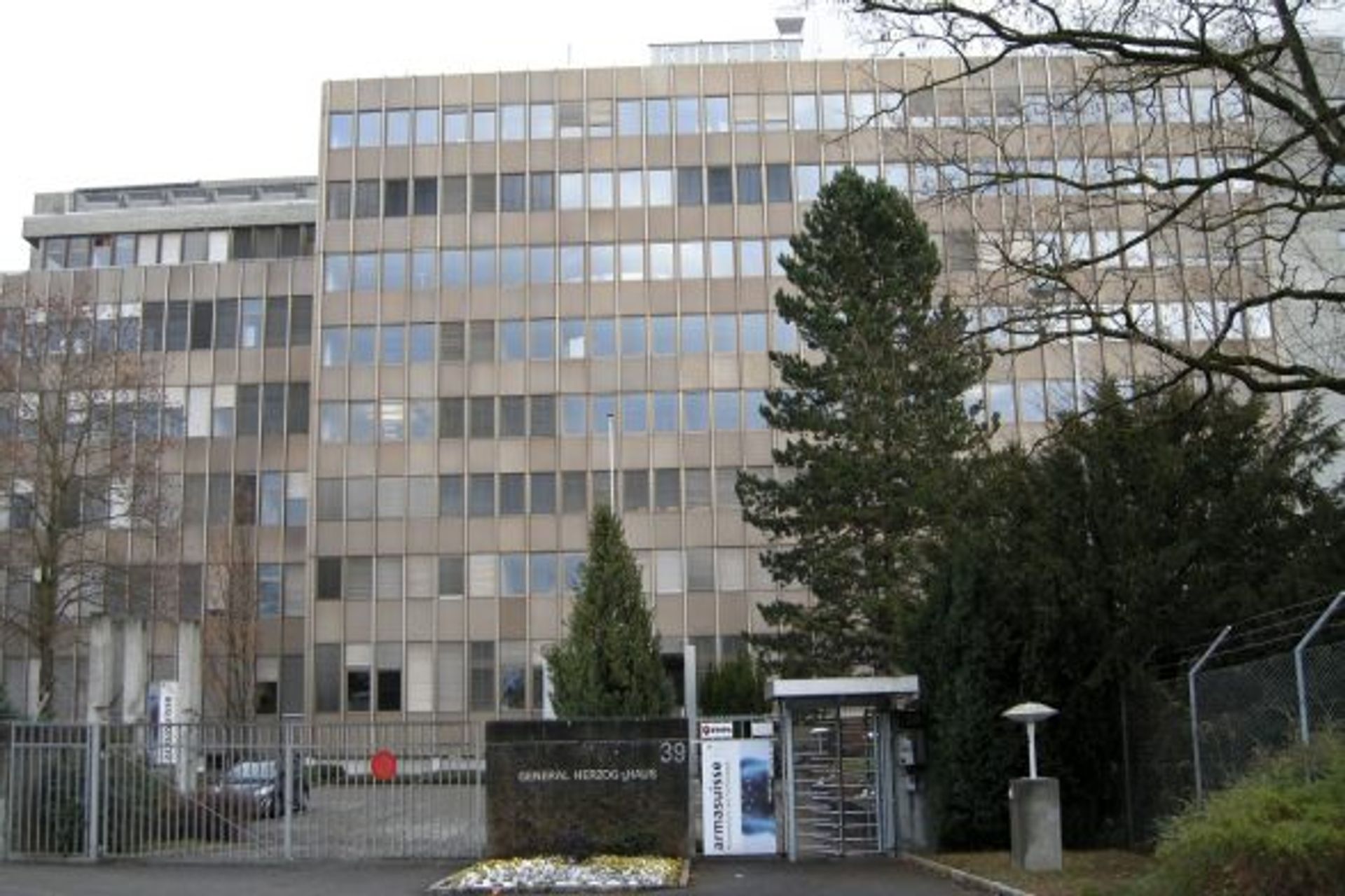La sede Scienza e Tecnologia di armasuisse, l'Ufficio Federale dell'armamento, si trova a Thun (Canton Berna) al civico 39 di Feuerwerkerstrasse