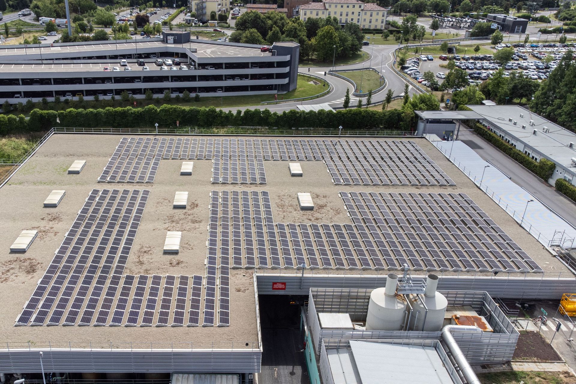 L'installazione dei pannelli fotovoltaici sul tetto di una sede Ferrari