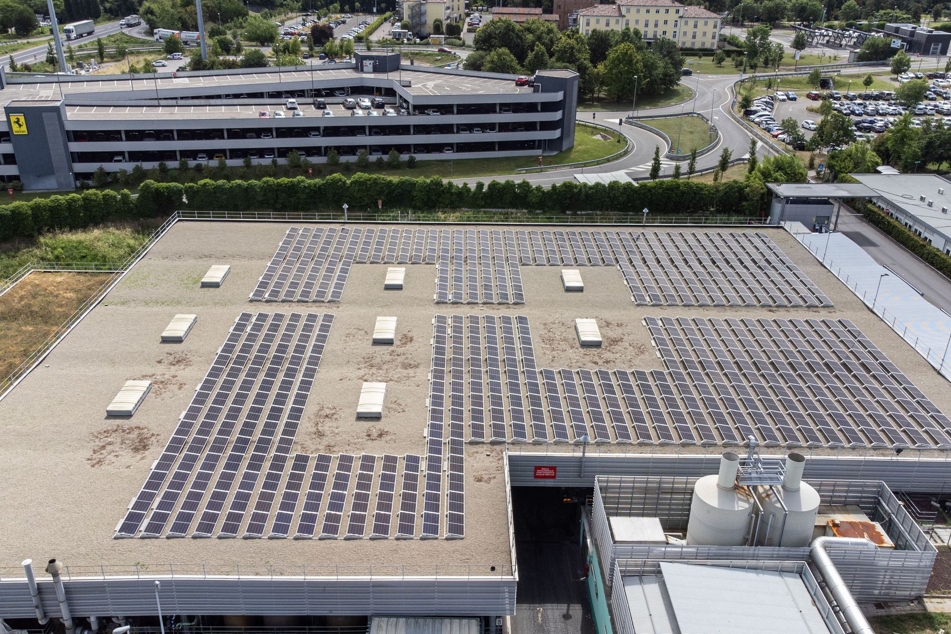 L'installazione dei pannelli fotovoltaici sul tetto di una sede Ferrari