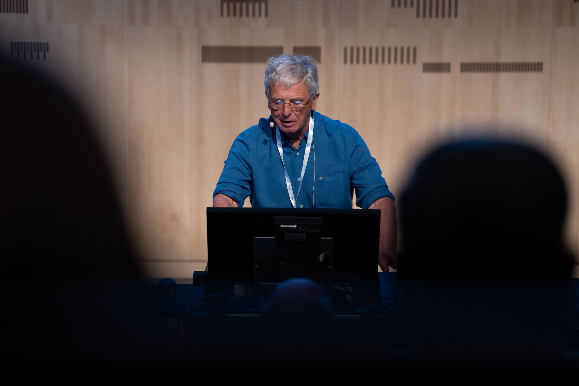 Michel Della Negra (Imperial College di Londra), portavoce della collaborazione CMS dal 1992 al 2006, presenta Il rivelatore CMS, dalla progettazione alla scoperta, al "Simposio Higgs 10" al CERN