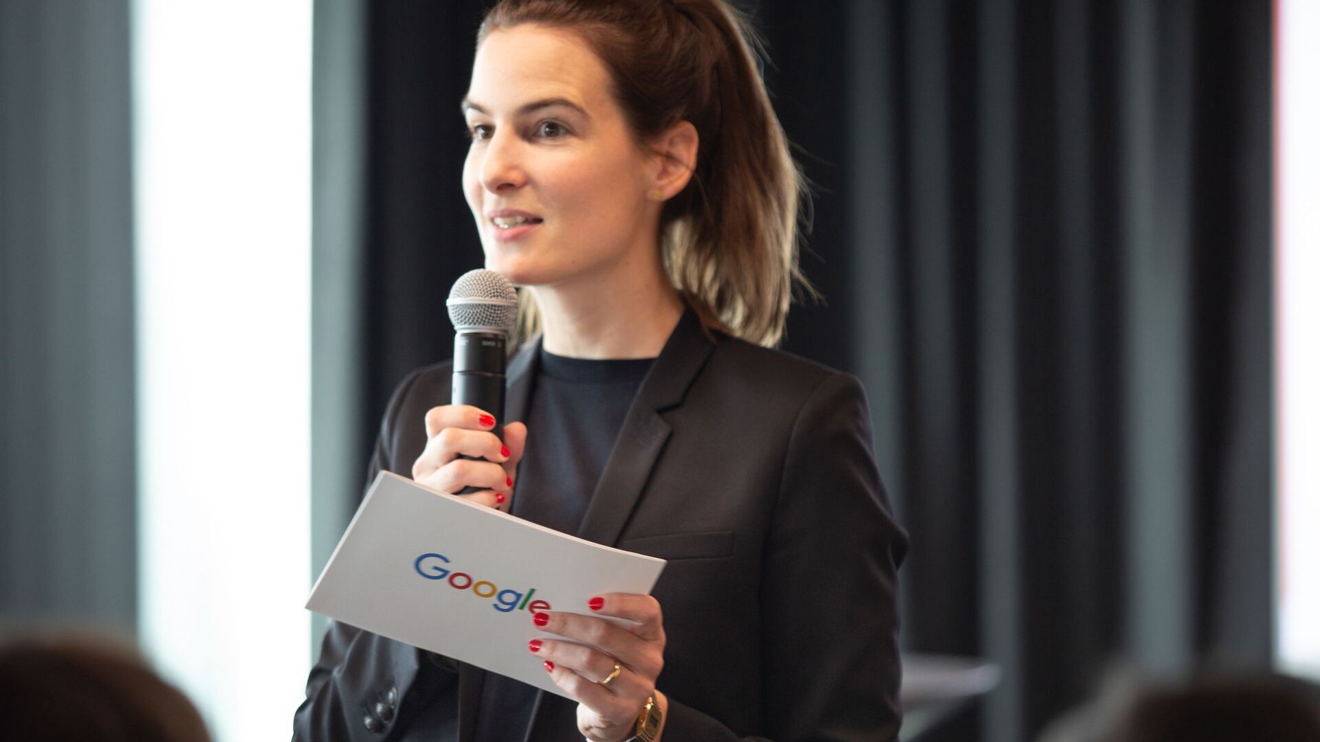 Si Pia De Carli, Google Switzerland media team, ay dumalo sa opisyal na pagbubukas ng bagong Google Campus Europaallee sa Zurich noong Hunyo 27, 2022