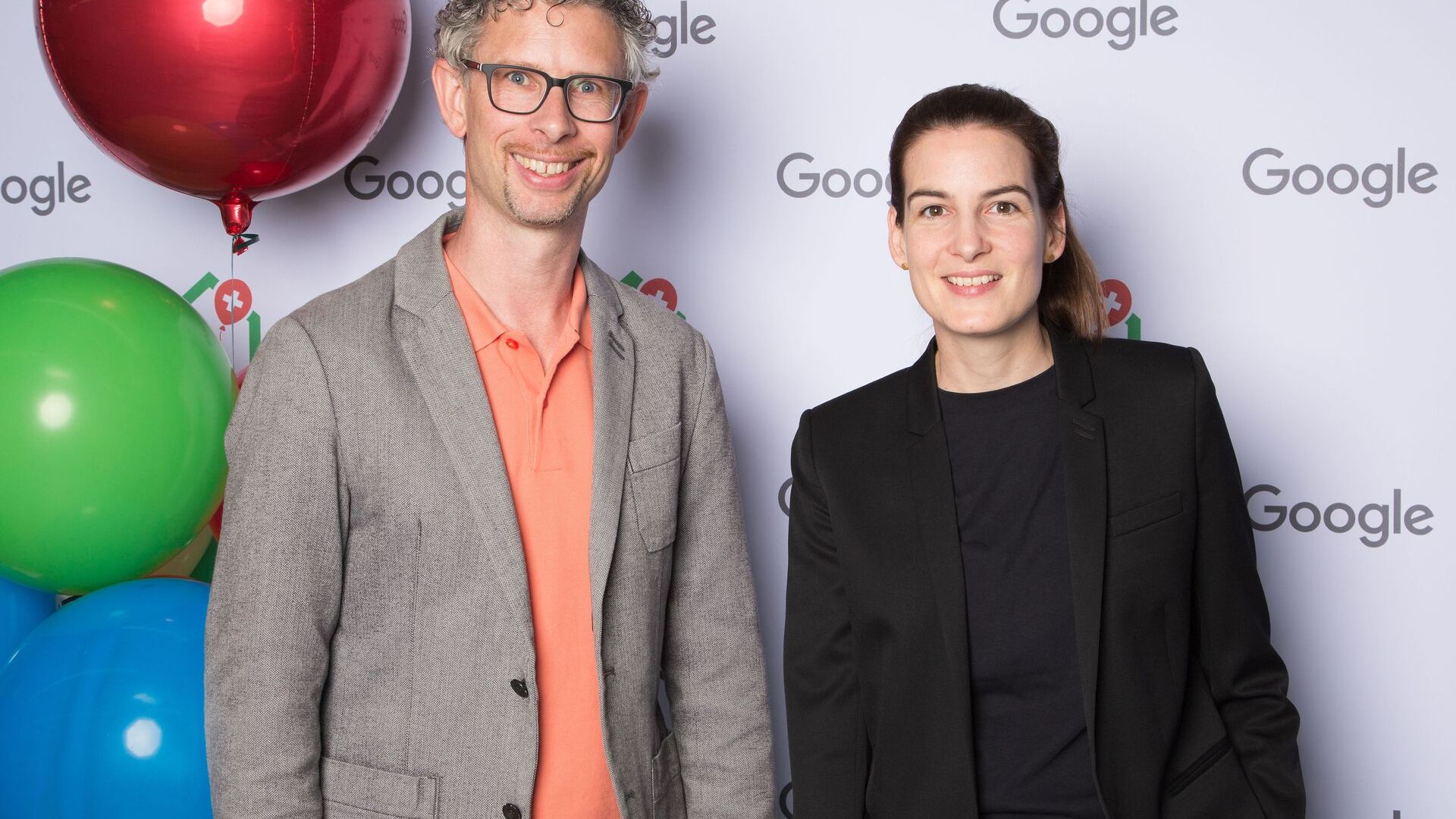 Samuel Leiser i Pia De Carli, medijski tim Google Switzerland, prisustvovali su zvaničnom otvaranju novog Google Campus Europaallee u Cirihu 27. juna 2022.