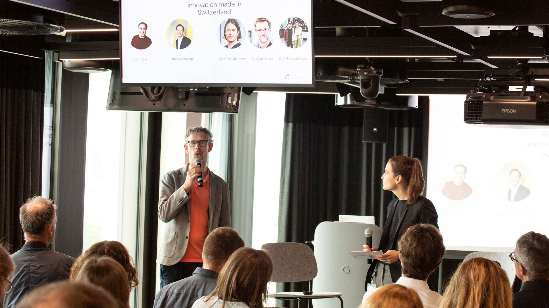 ساموئل لیزر و پیا د کارلی، تیم رسانه ای گوگل سوئیس، در افتتاحیه رسمی پردیس جدید Google Europaallee در زوریخ در 27 ژوئن 2022 شرکت کردند.