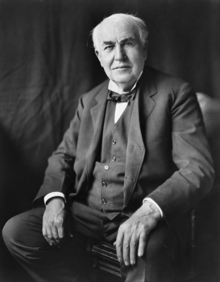 Thomas Alva Edison ha inventato il filamento e il tubo a vuoto della lampadina