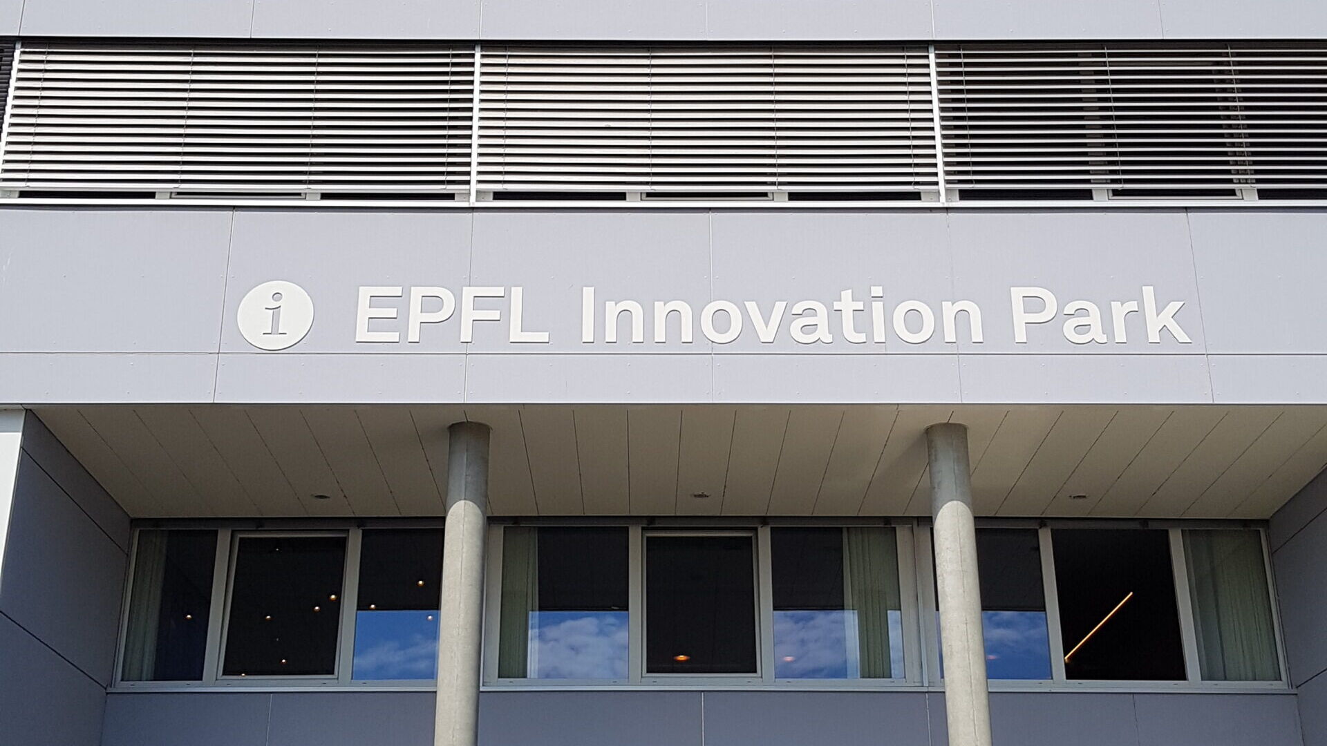 Einn af inngangunum að EPFL Innovation Park í Lausanne
