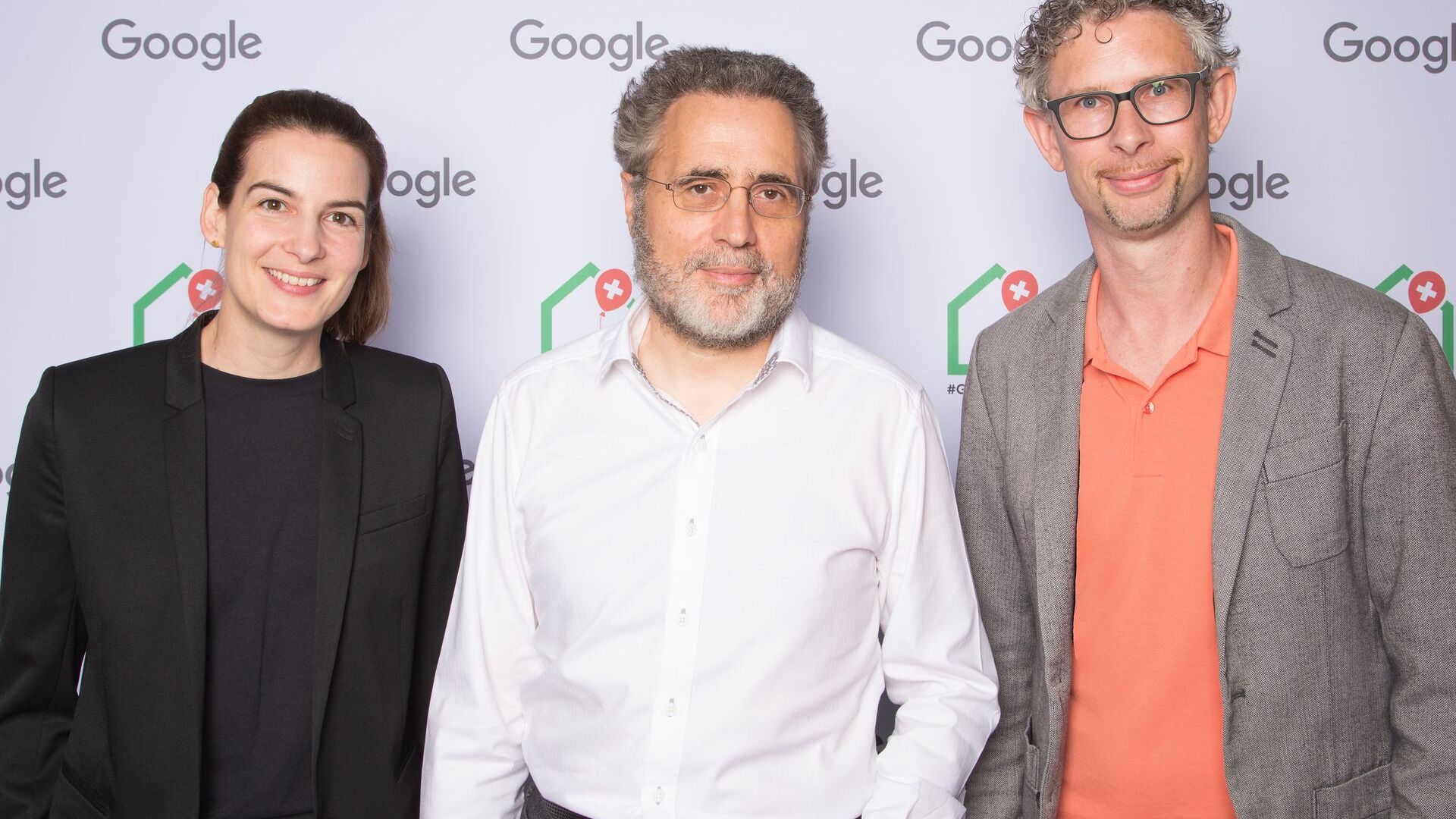 Urs Hölzle, Zëvendës President i Lartë i infrastrukturës teknike dhe Pia De Carli dhe Samuel Leiser, ekipi i medias në Zvicër, morën pjesë në hapjen zyrtare të Campus Europaallee të ri të Google në Cyrih më 27 qershor 2022