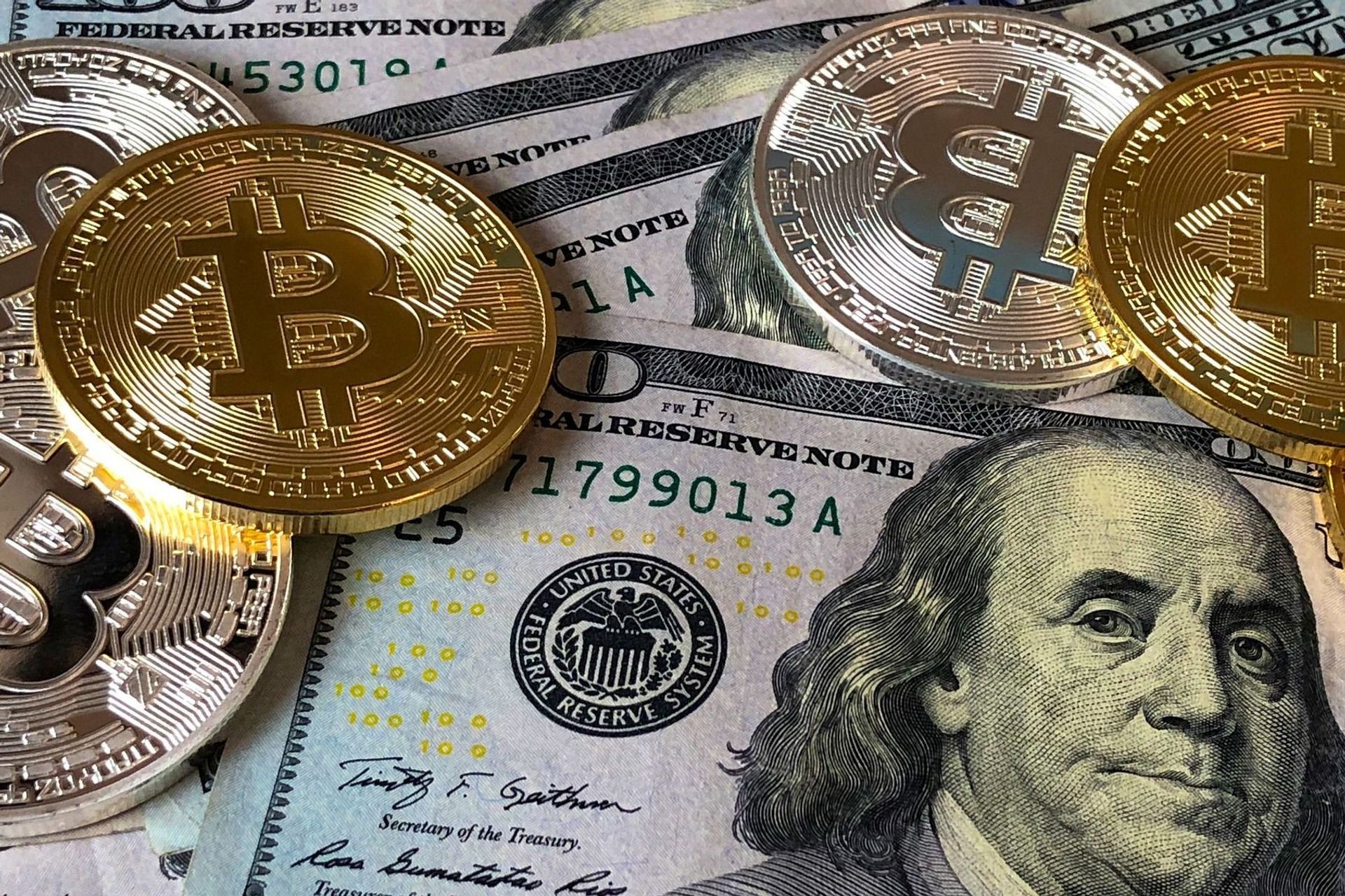 Sammenligning mellem den amerikanske dollar og Bitcoin
