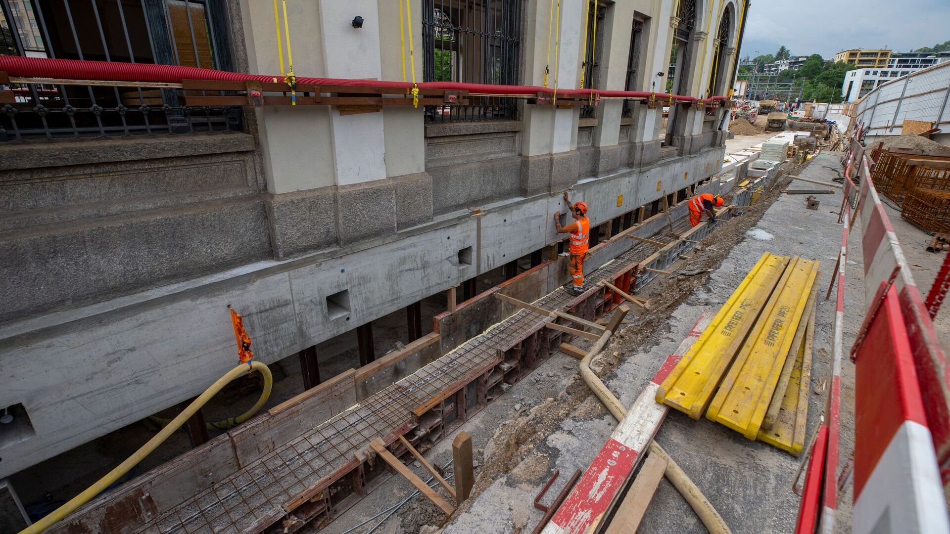 Ang construction site ng bagong Lugano-Besso underpass at ang relokasyon ng tinatawag na "service building" ng SBB CFF FFS station