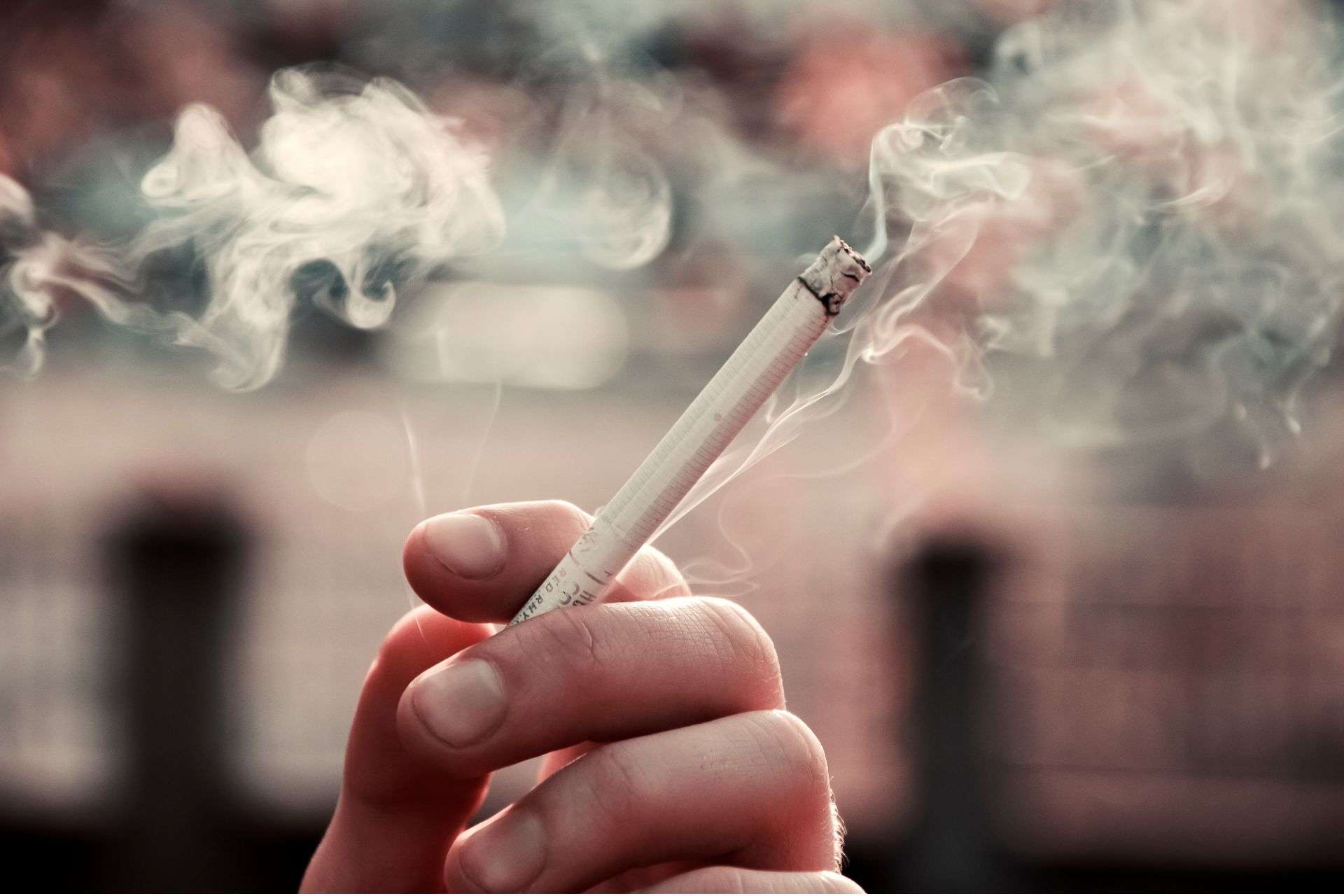 Il fumo è una delle cattive abitudini che può causare l’ernia iatale