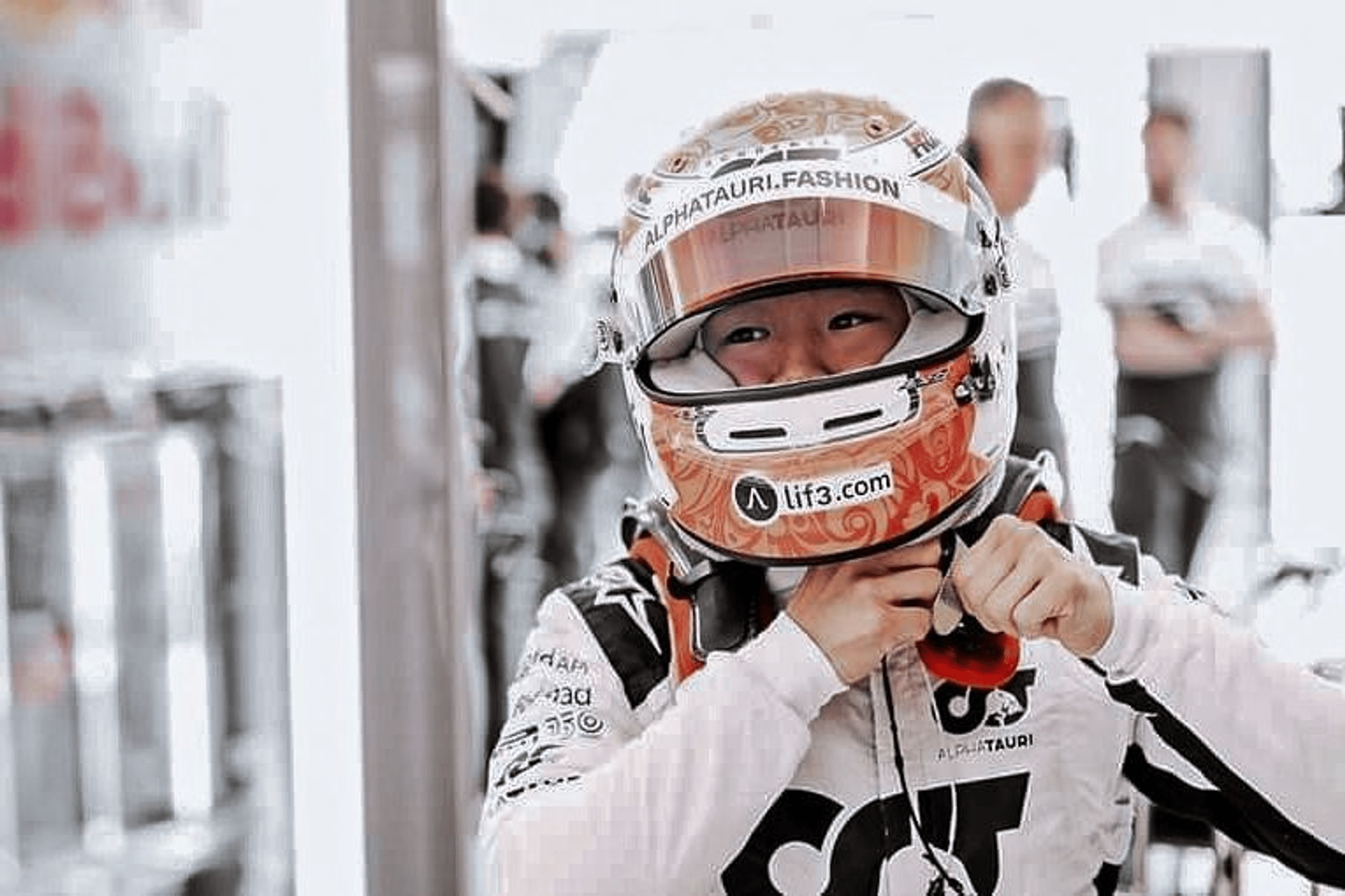 Il logotipo LIF3.com sul casco di Yuki Tsunoda, pilota della Scuderia Alpha Tauri nel 2022 in Formula 1