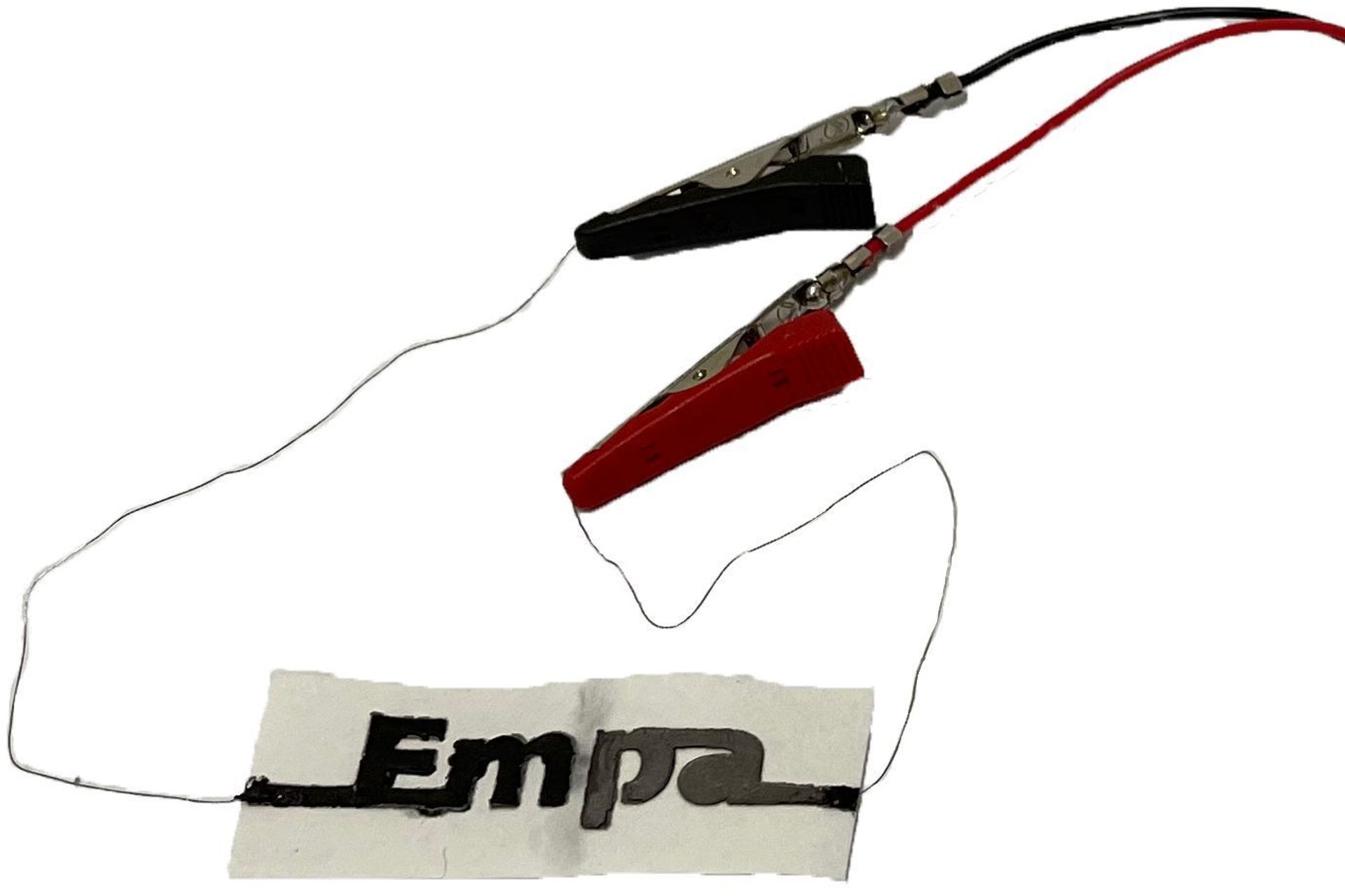 La batteria di carta monouso dell’EMPA collegata a una sveglia