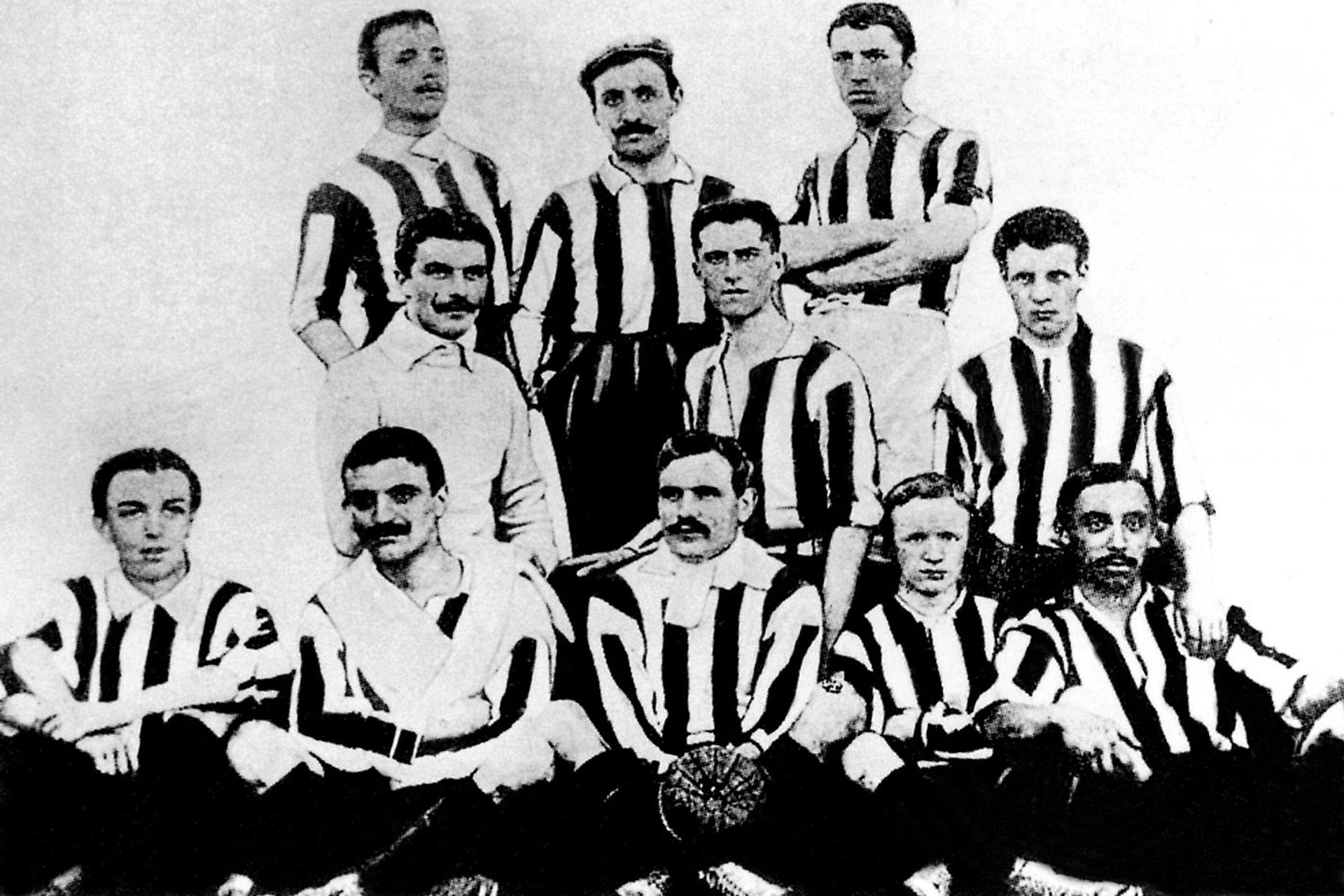 La formazione della Juventus nel 1905 i bianconeri sono il club calcistico più titolato d'Italia, con 36 scudetti sino 2022