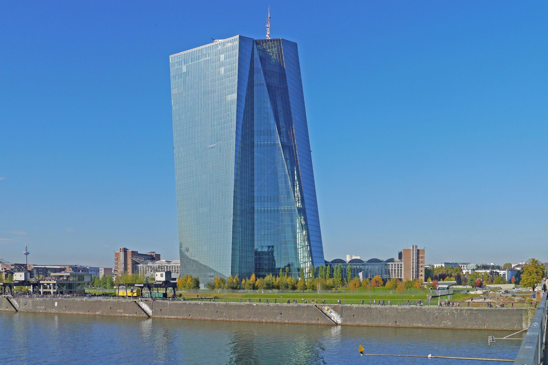 Եվրոպական կենտրոնական բանկի (ԵԿԲ) կենտրոնական գրասենյակը Մայնի Ֆրանկֆուրտում, Գերմանիա