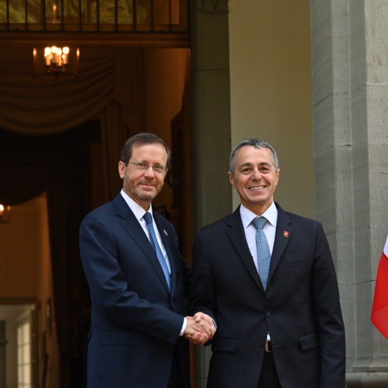 Официальная встреча между Исааком Герцогом, президентом Государства Израиль, и Игнацио Кассисом, президентом Швейцарской Конфедерации, 29 августа 2022 года в резиденции Лон.