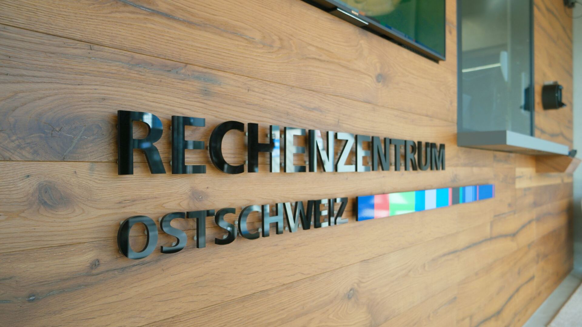 Hyrja e brendshme dhe porta e Rechenzentrum Ostschweiz në Gais në Appenzell Ausserrhoden