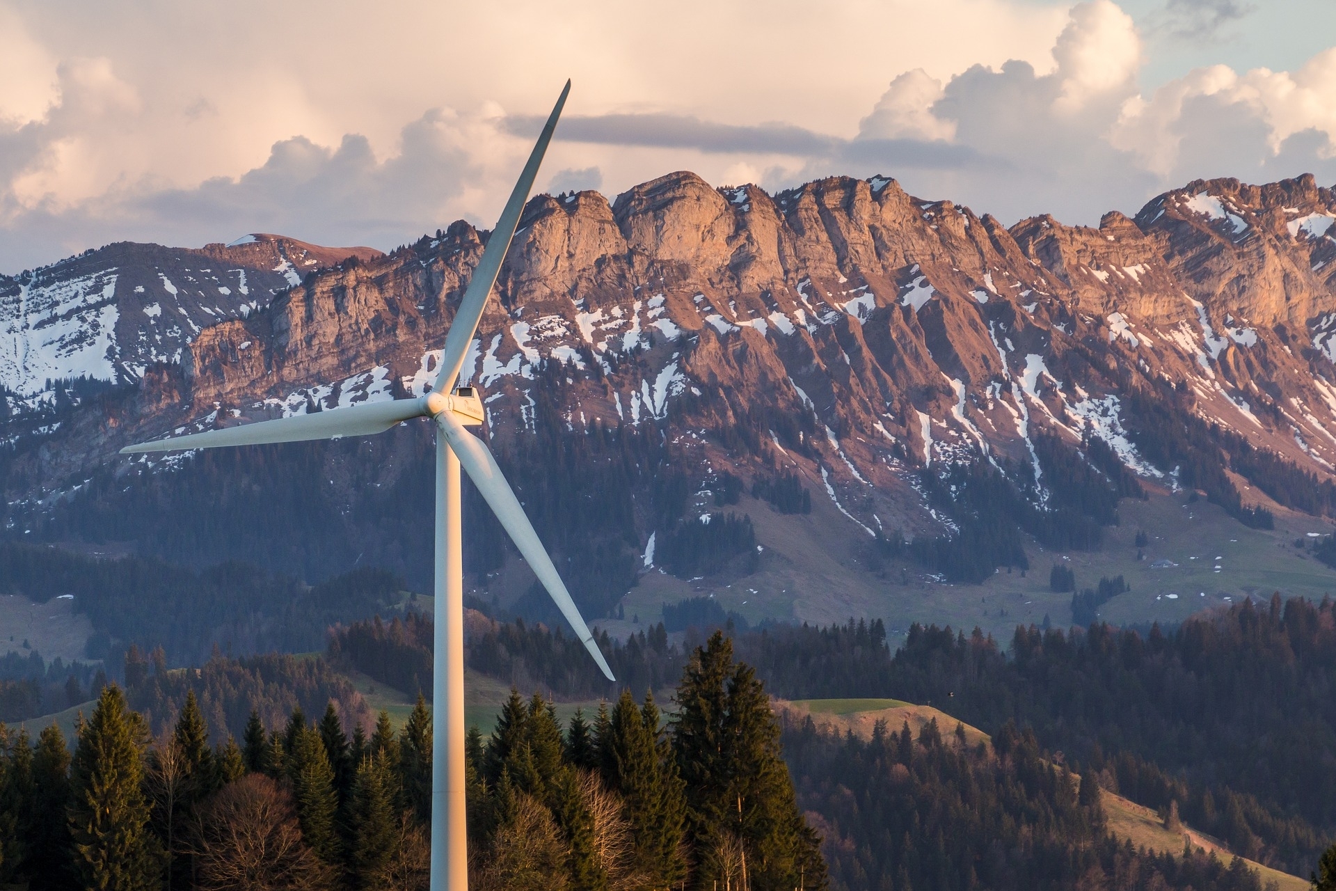 Pale eoliche evolute e rotori più grandi potrebbero generare più energia elettrica sulle Alpi svizzere