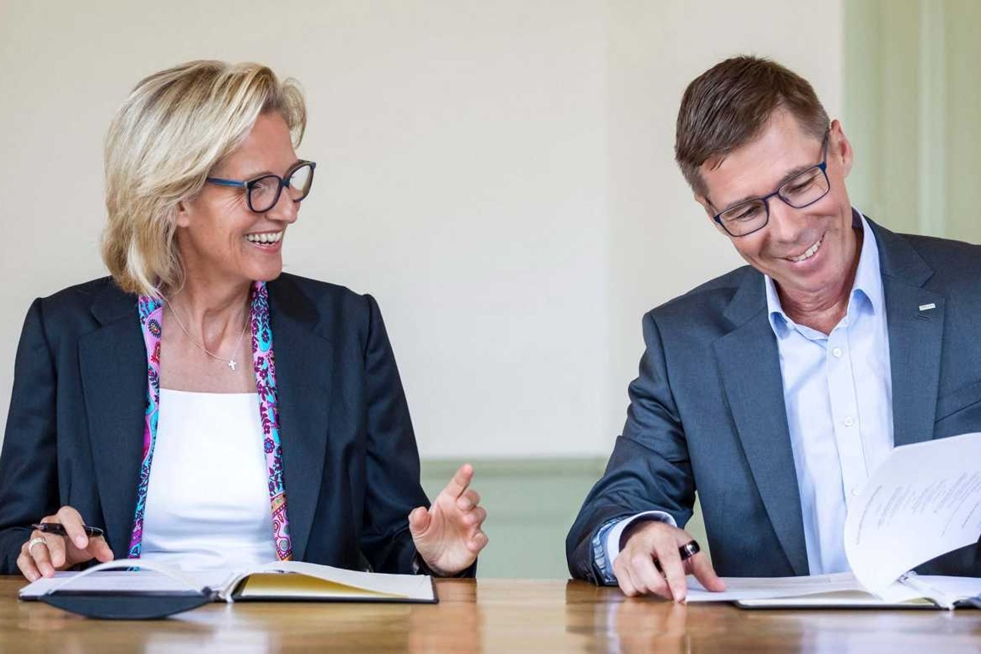 Sabine Keller-Busse, presidente della filiale svizzera di UBS, e Joël Mesot, Presidente del Politecnico Federale di Zurigo, al momento della firma dei contratti per la partnership strategica (Foto: Alessandro Della Bella/ETH Zürich)