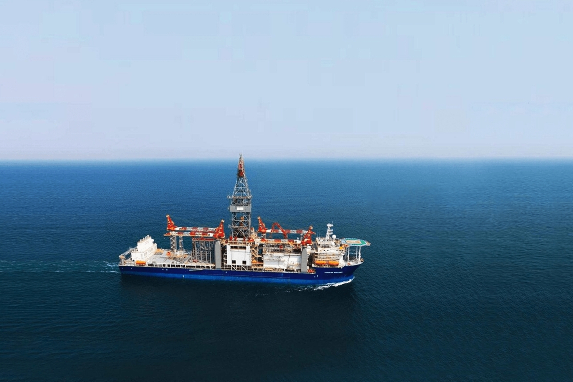 Una nave attrezzata utilizzata da ENI e TotalEnergies per la ricerca di gas in mare