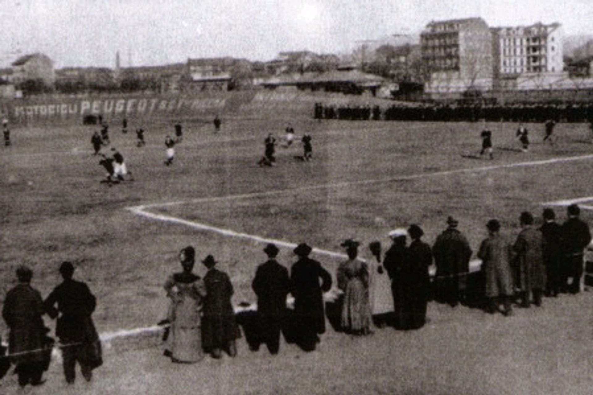 Un'immagine del primo campionato italiano di calcio, svoltosi in un'unica giornata a Torino l'8 maggio 1898.