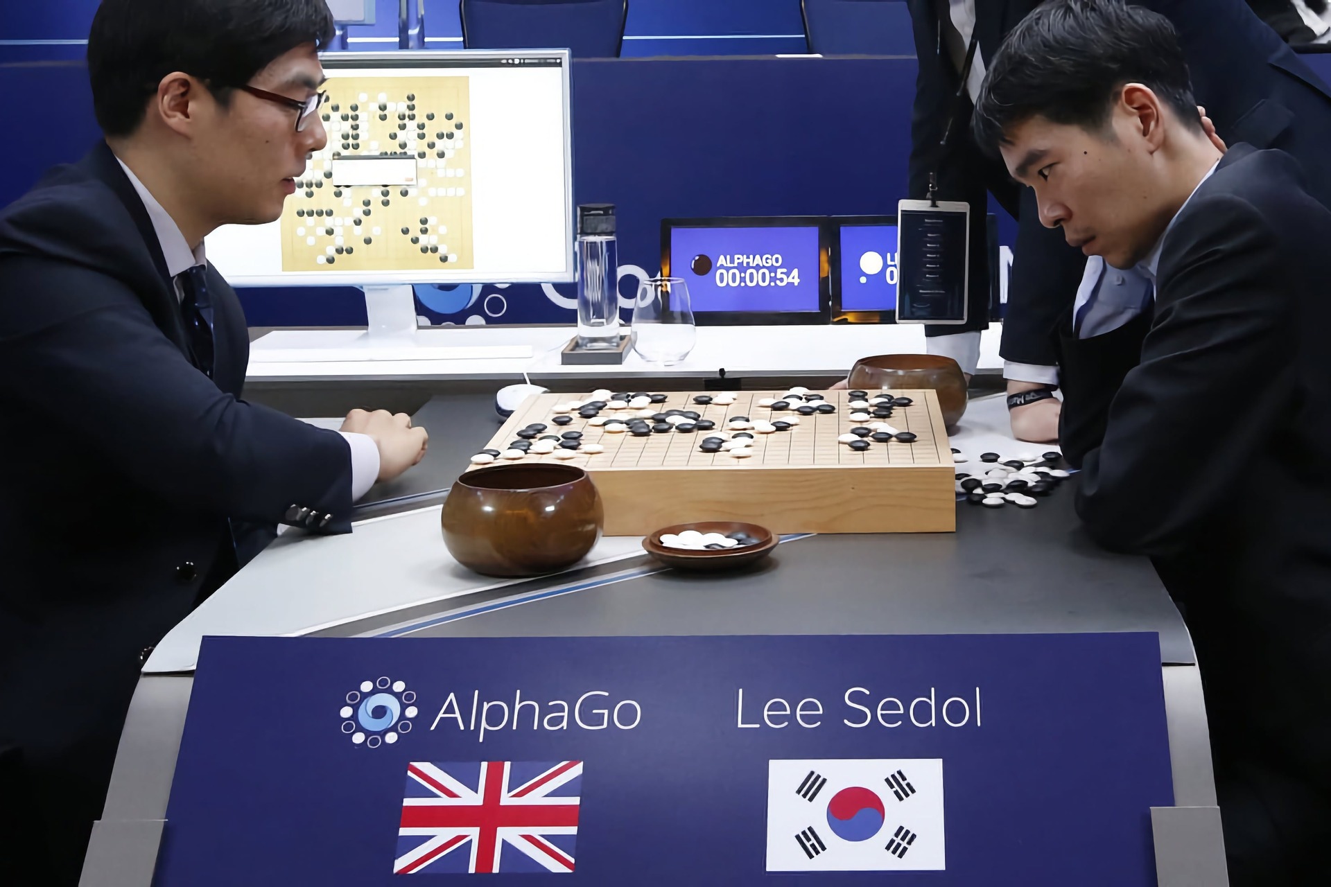 Tra il 9 e il 15 marzo 2016 AlphaGo disputò un incontro con il giocatore sudcoreano Lee Sedol (9-dan), uno tra i più forti giocatori di “Go” al mondo, vincendo quattro partite su cinque