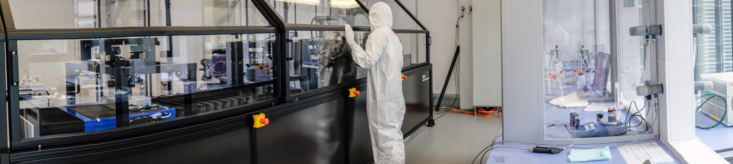 I ricercatori del Laboratorio Federale Svizzero per la Scienza e la Tecnologia dei Materiali utilizzano apparecchiature di stampa altamente specializzate per applicare al substrato degli esperimenti, ad esempio carta o film di PET, particelle disperse in inchiostri (Foto: EMPA)