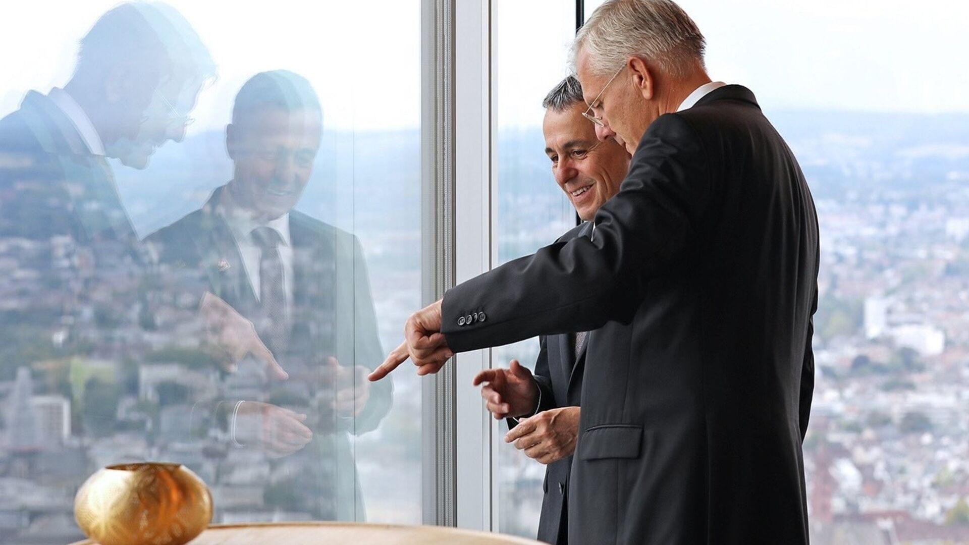 Ignazio Cassis, Šveicarijos Konfederacijos prezidentas ir Christophas Franzas, Roche grupės prezidentas, 2 m. rugsėjo 2 d. Bazelio bokšto 2022 inauguracijoje.