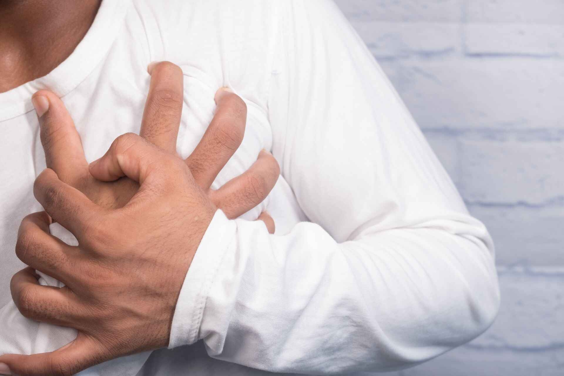 Боль в груди – один из симптомов недержания кардии