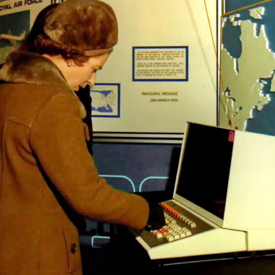 La Regina Elisabetta II al momento di inviare la prima e-mail nel 1976