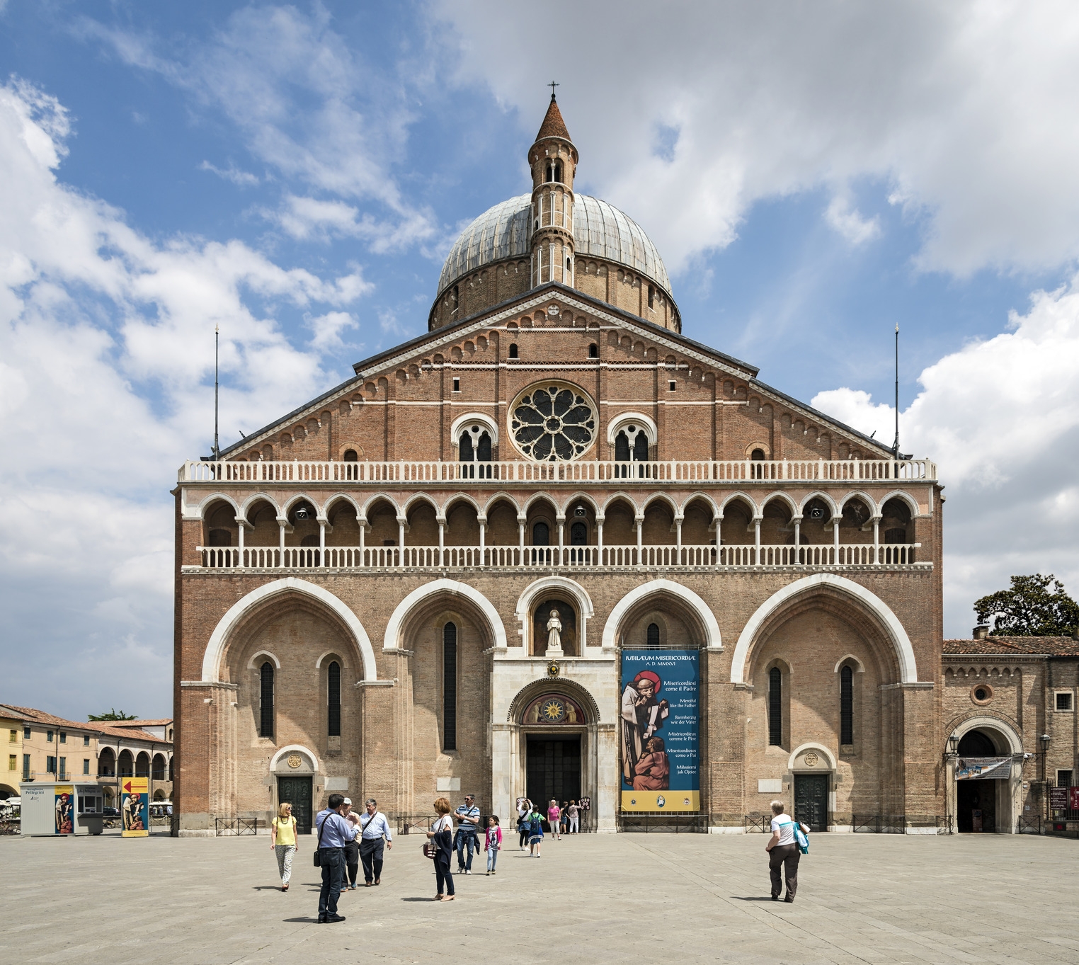 La facciata della Basilica di Sant'Antonio di Padova