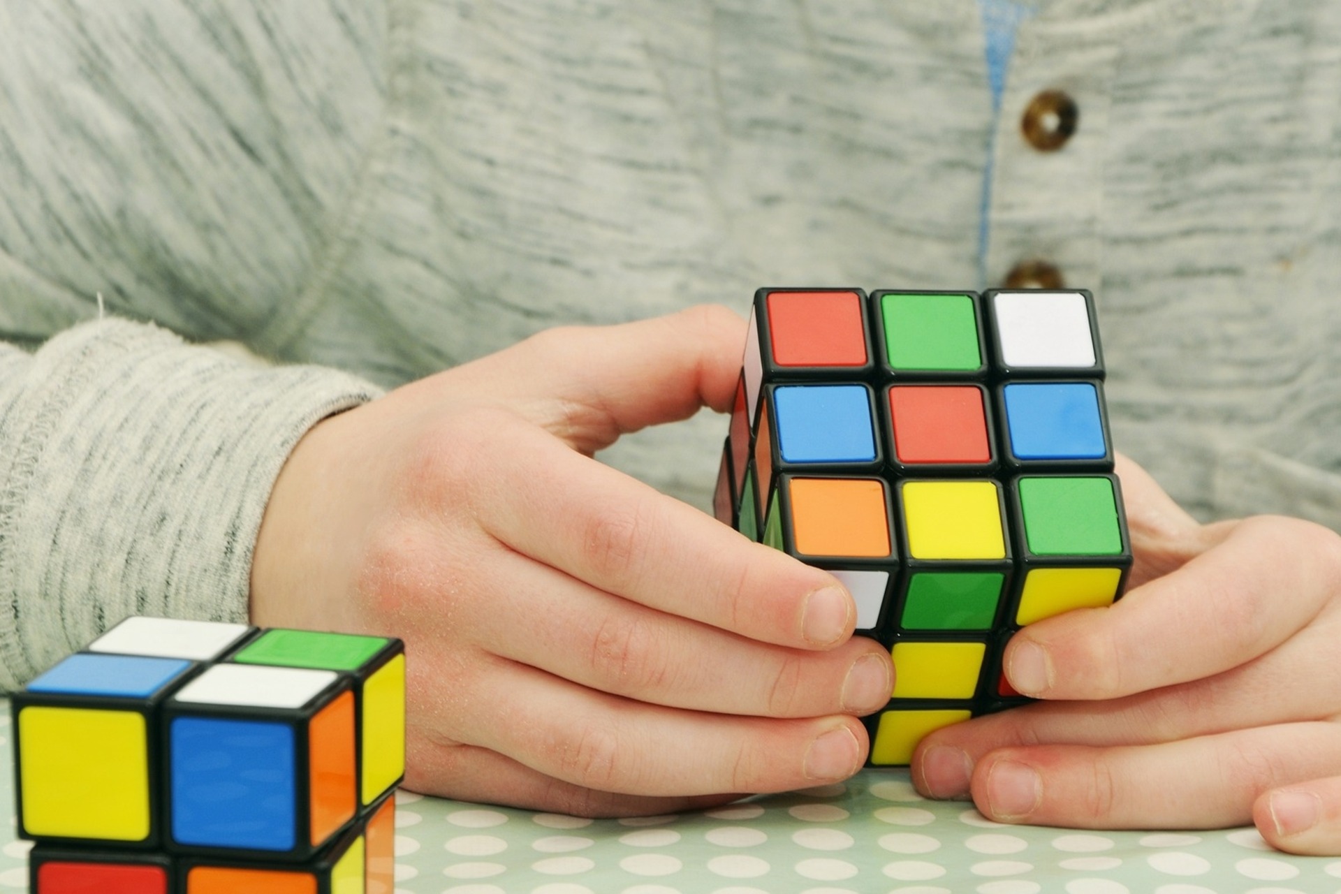 La gavetta e lo scorrere del tempo sono esemplificati dalla competenza necessaria a risolvere il Cubo di Rubik