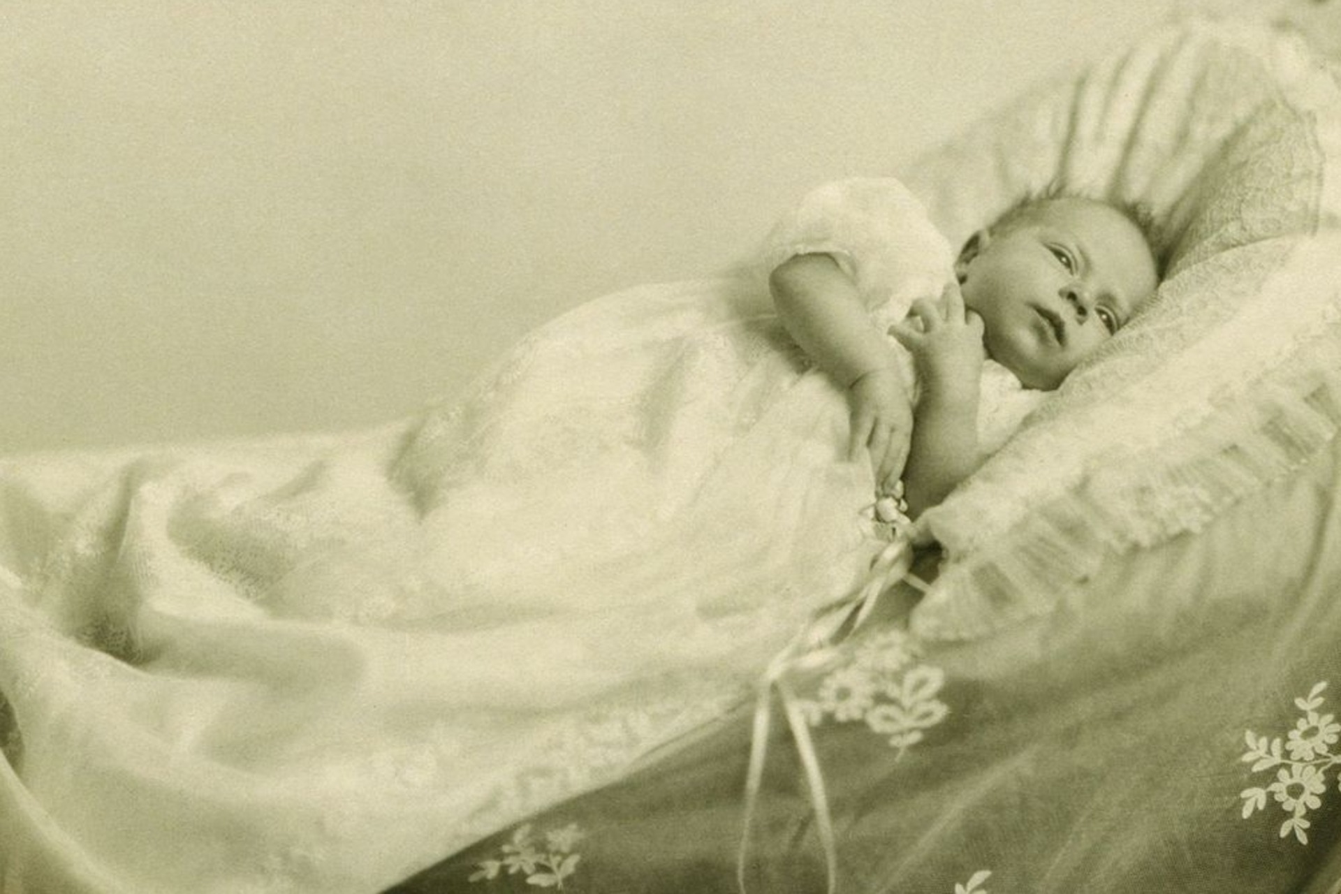La principessa Elisabetta di Kent a poche settimane di vita nel maggio 1926