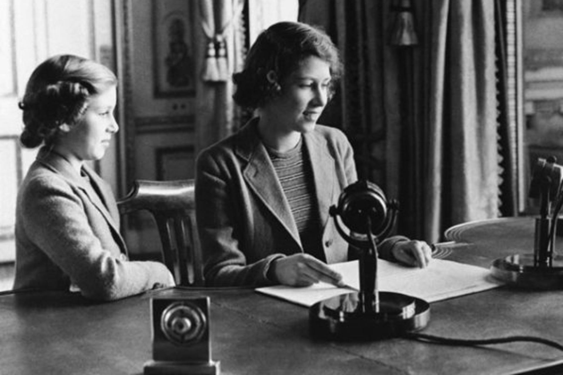 La trasmissione radiofonica delle principesse Elisabetta e Margaret per i bambini in tempo di guerra nel 1940