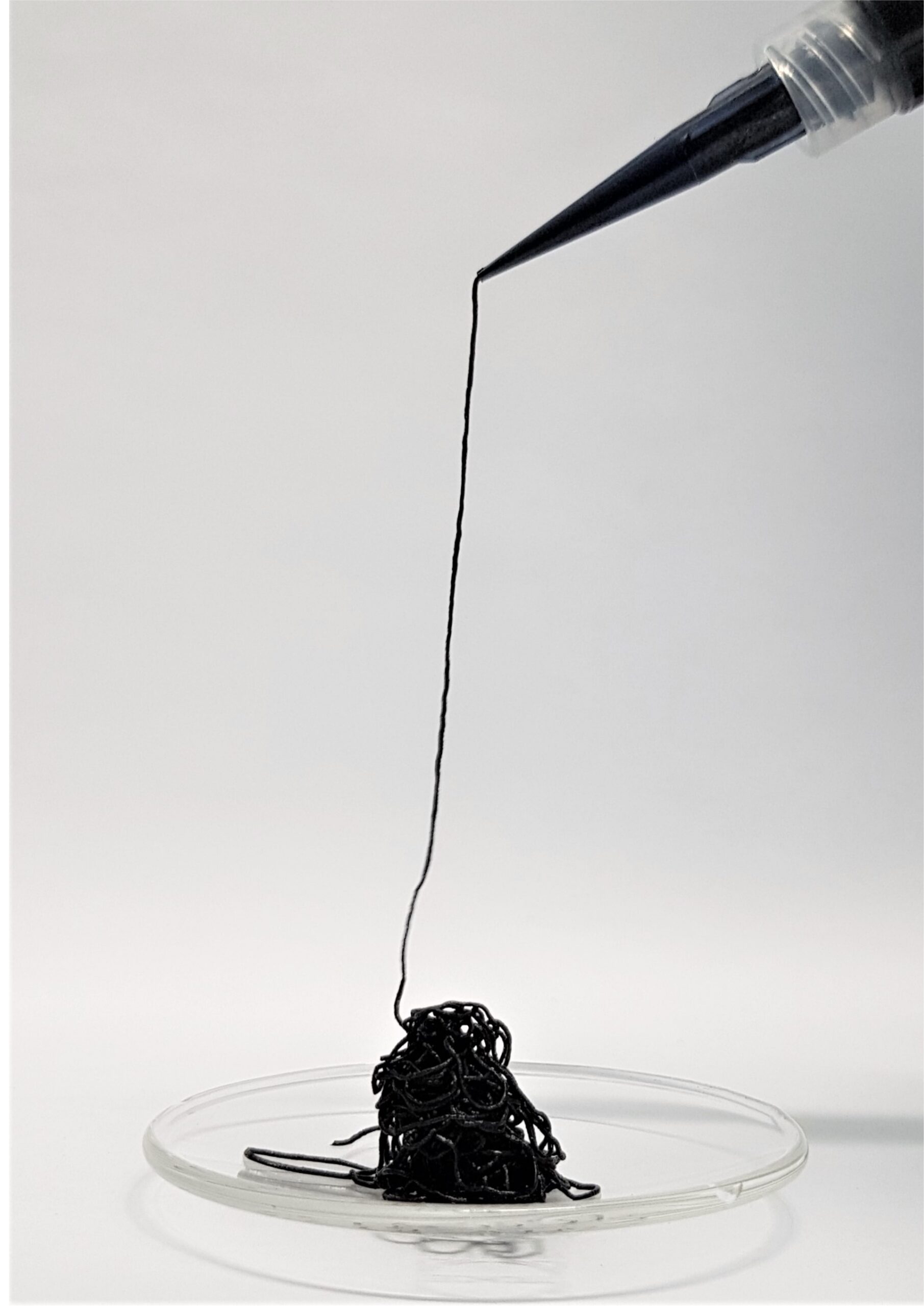 Liquido o pastoso? Un inchiostro di Van der Waals può assumere tre consistenze diverse, ad esempio per la stampa per estrusione (Foto: EMPA)