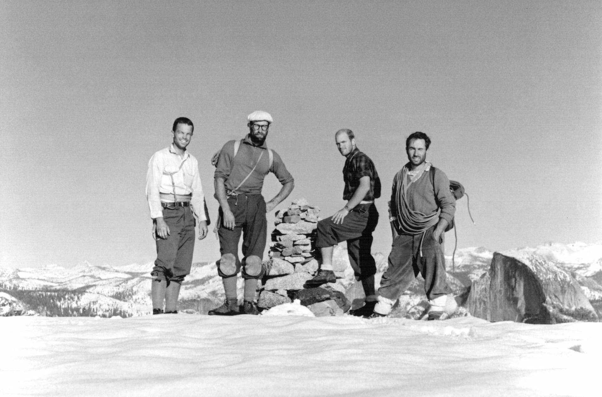 Nella foto, a sinistra, Yvon Chouinard sulla cima di El Capitain (Yosemite Park, California) nel 1964: il founder di Patagonia è infatti stato un celebre arrampicatore - Foto di Tom Frost , CC BY-SA 3.0, attraverso Wikimedia Commons