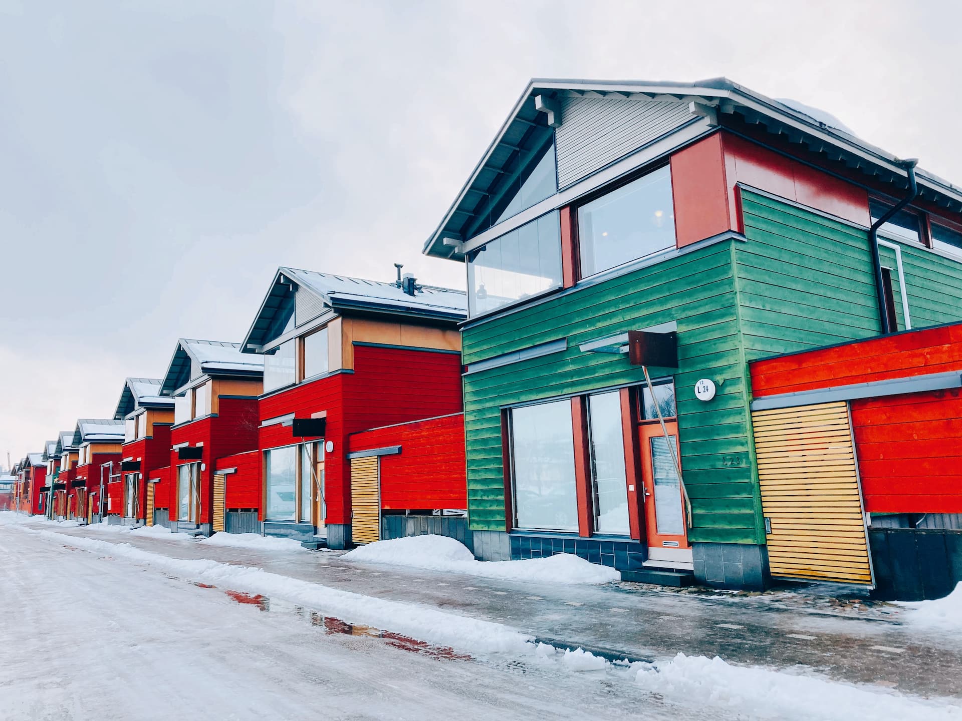 A soli 50 km da Helsinki, Porvoo è una cittadina in cui sono ancora molto diffuse le case costruite interamente in legno - Foto di Fang-Yuan Chuang / Unsplash