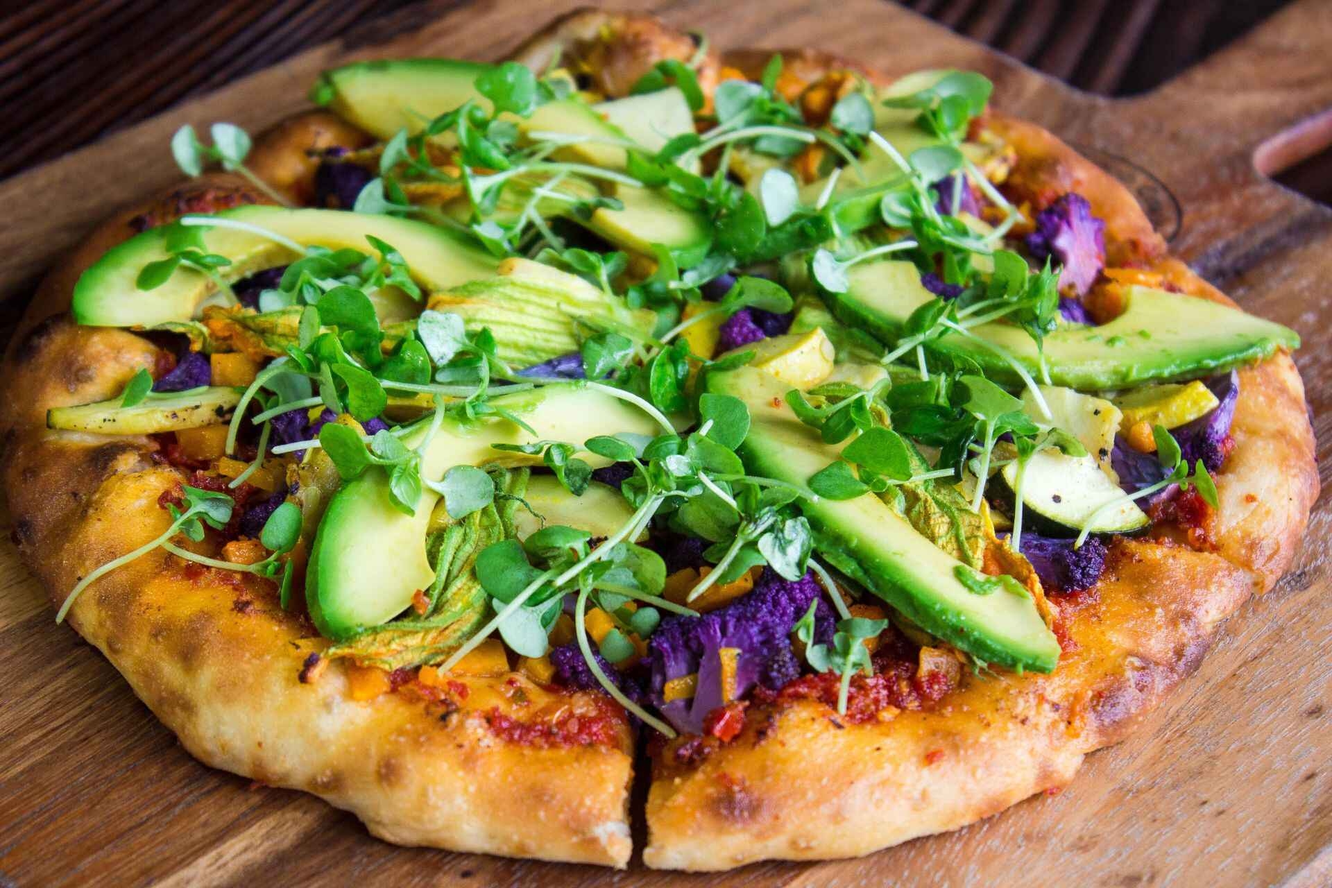 ピザに野菜を追加すると、食物繊維の量が増えます