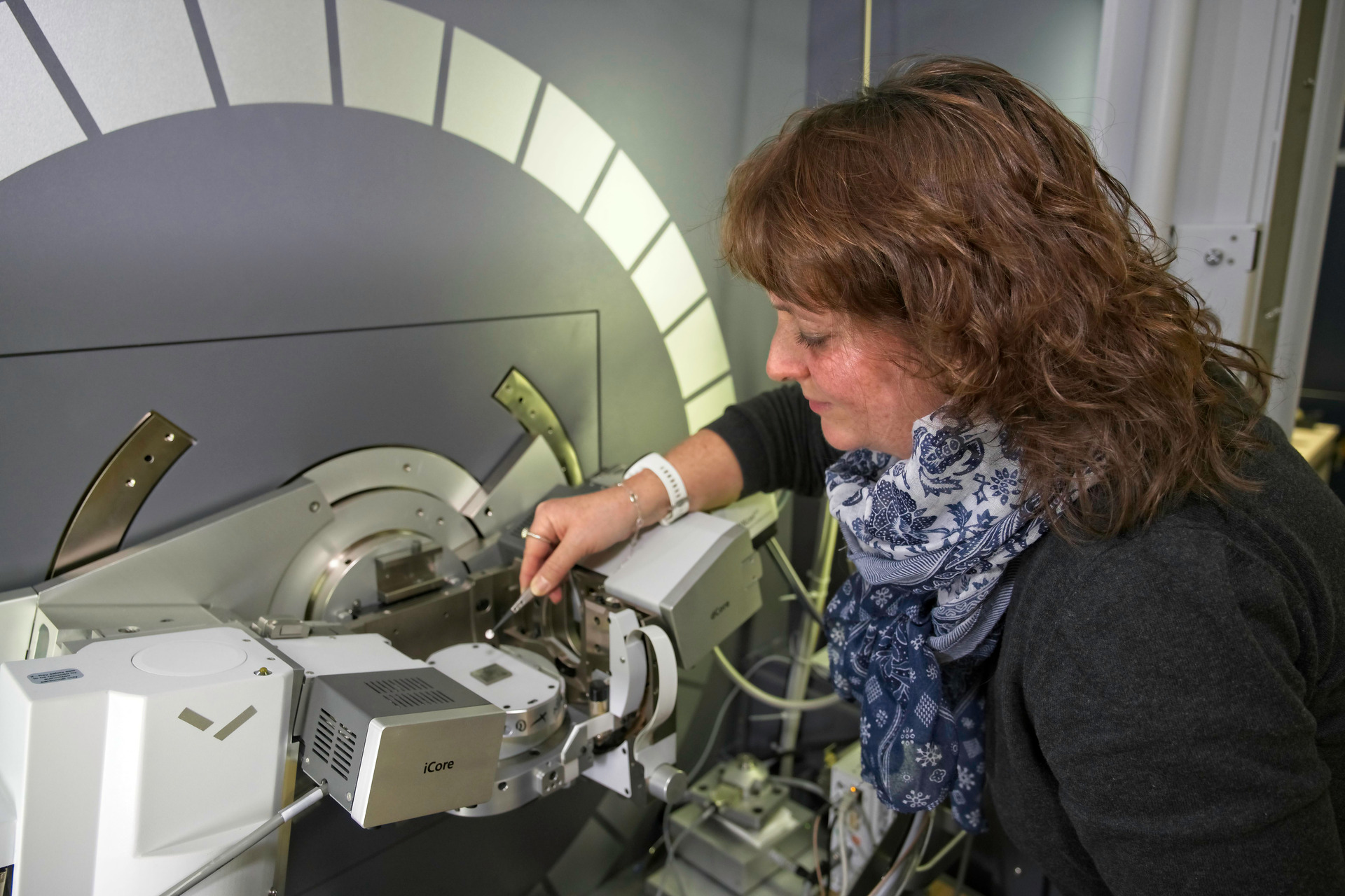 Antonia Neels, responsabile del Centro EMPA per l'analisi dei raggi X a Neuchâtel, è un'esperta di vetri metallici e analizzerà i campioni provenienti dalla Stazione Spaziale Internazionale (Foto: EMPA)