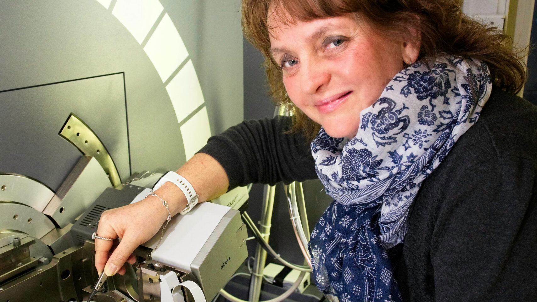 Antonia Neels, responsabile del Centro EMPA per l'analisi dei raggi X a Neuchâtel, è un'esperta di vetri metallici e analizzerà i campioni provenienti dalla Stazione Spaziale Internazionale (Foto: EMPA)