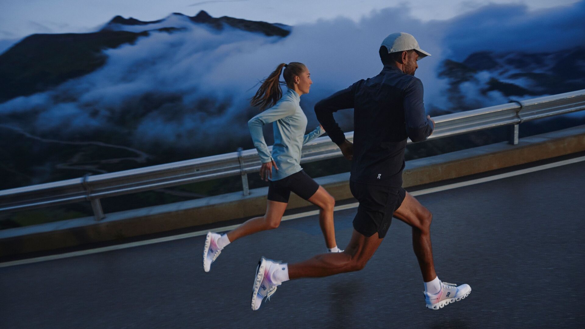 Dois corredores em ação com os sapatos de carbono On Cloudprime
