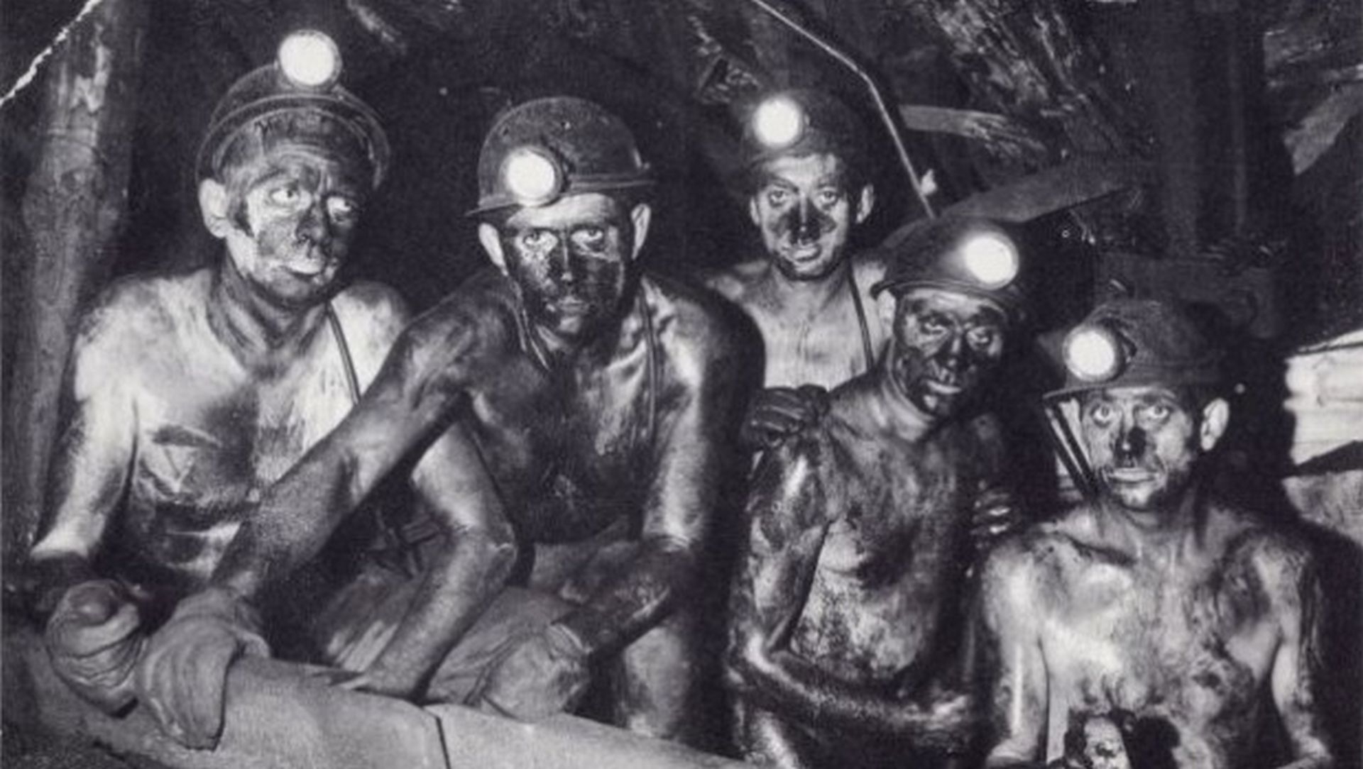 Un gruppo di minatori impegnato nelle miniere di Marcinelle