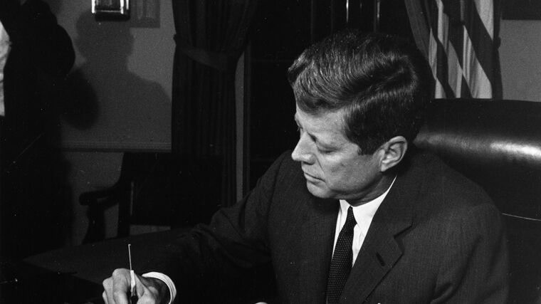 Il 23 ottobre 1962, nello Studio Ovale, il Presidente USA John Kennedy firma il Proclama per l'interdizione della consegna di armi offensive a Cuba