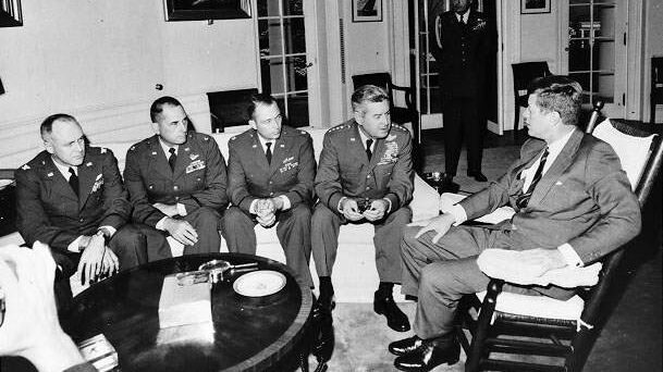 Il Presidente USA John Kennedy incontra nello Studio Ovale il Generale Curtis LeMay e i piloti di ricognizione che hanno individuato i siti missilistici sovietici a Cuba