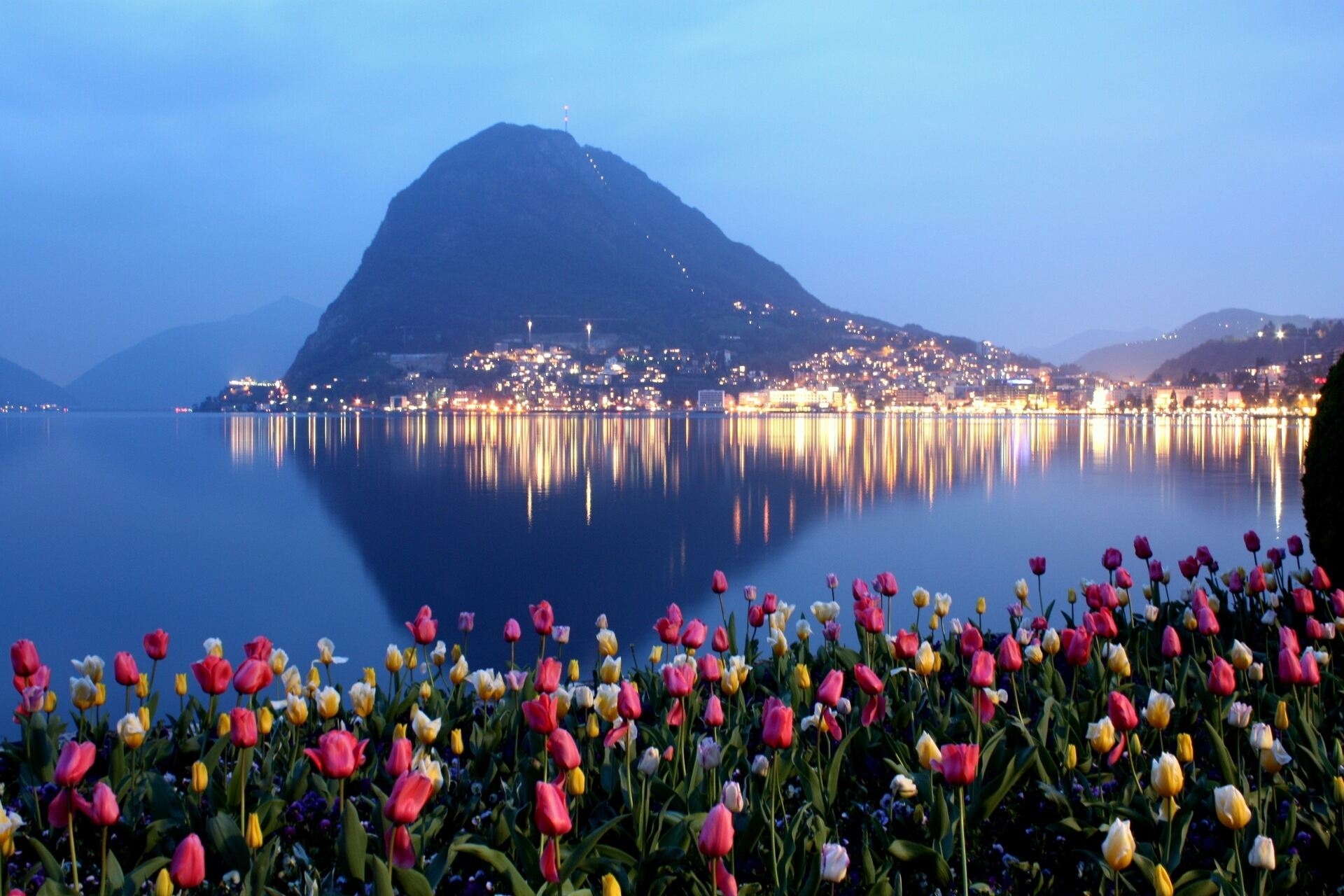 Jezioro Ceresio i Monte San Salvatore widziane z Parku Ciani w Lugano