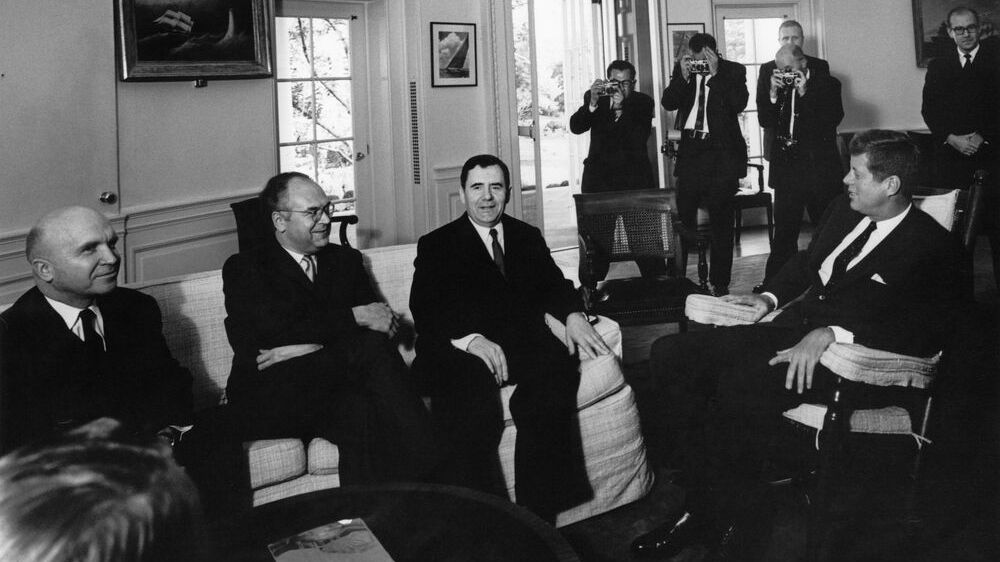 Il Presidente USA John Kennedy incontra il Ministro degli Esteri sovietico, Andrej Andreevič Gromyko, nello Studio Ovale il 18 ottobre 1962