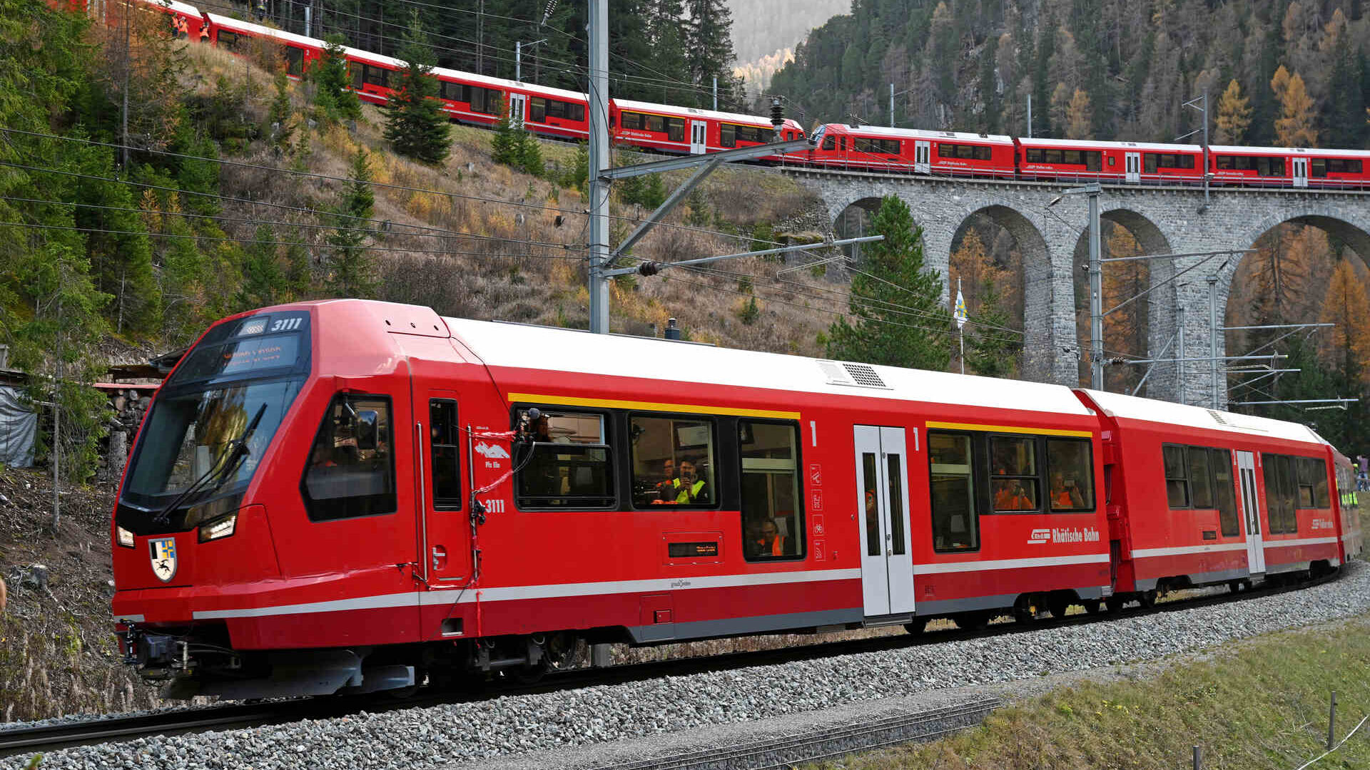 O trem de bitola estreita mais longo do mundo na linha Albula da Rhaetian Railway na Suíça em 29 de outubro de 2022 (Foto: Andy Mettler/Swiss-Image)