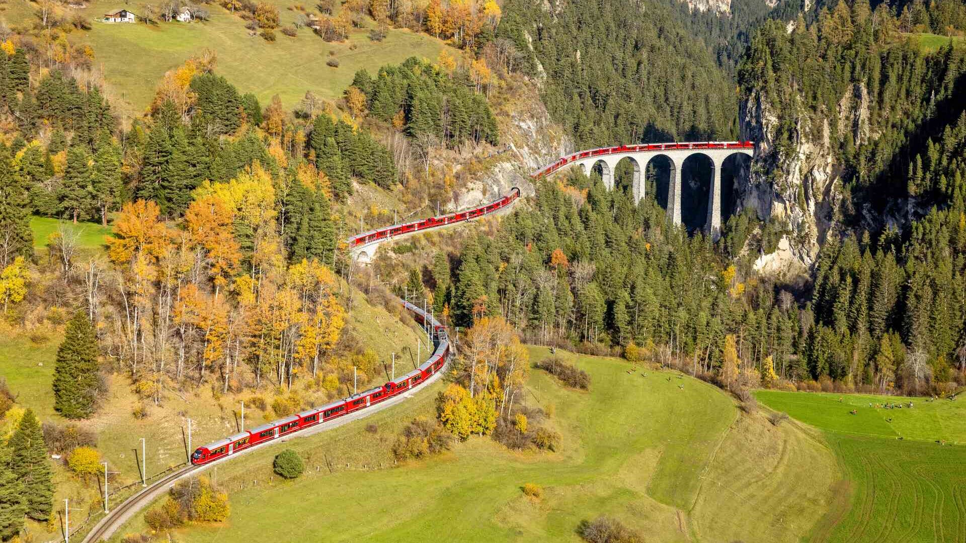 طولانی‌ترین قطار باریک‌گیجه جهان در خط آلبولا راه‌آهن Rhaetian در سوئیس در 29 اکتبر 2022 (عکس: اندی متلر/ تصویر سوئیس)