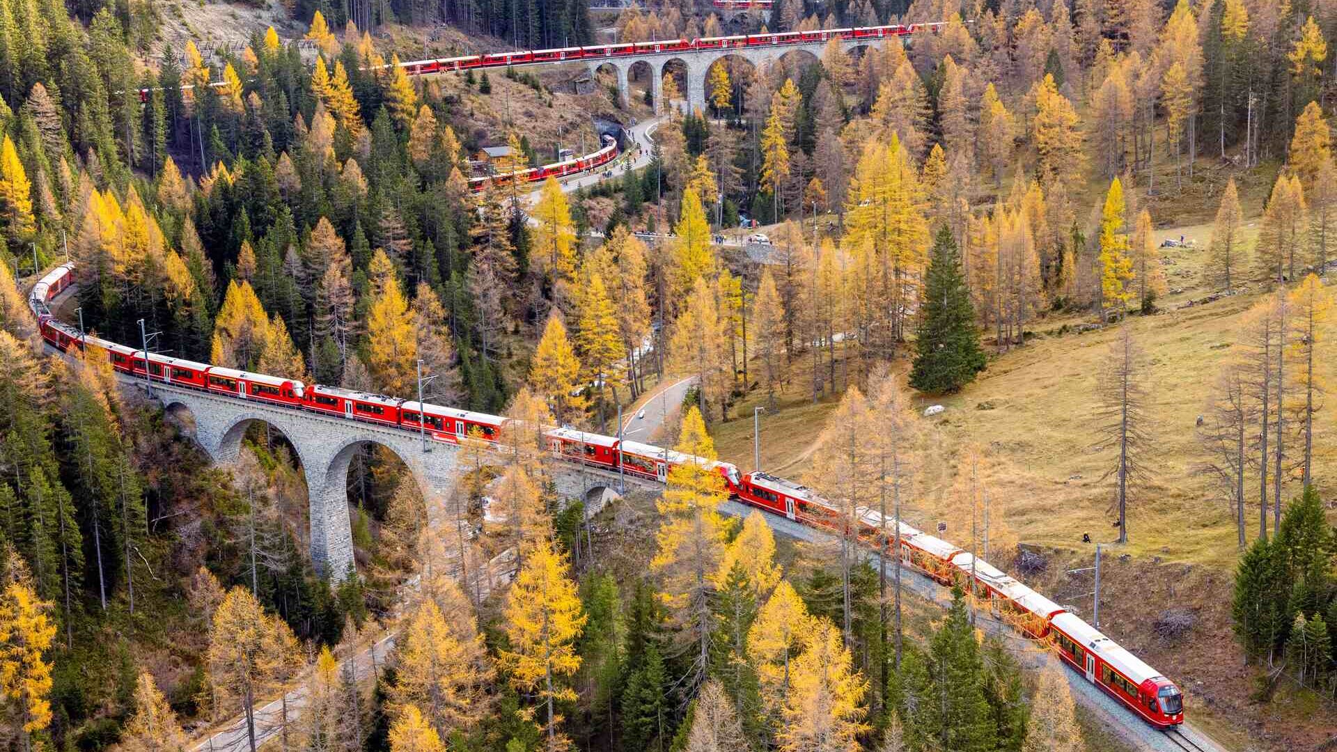 Najduži uskotračni vlak na svijetu na liniji Albula Retijske željeznice u Švicarskoj 29. listopada 2022. (Foto: Andy Mettler/Swiss-Image)