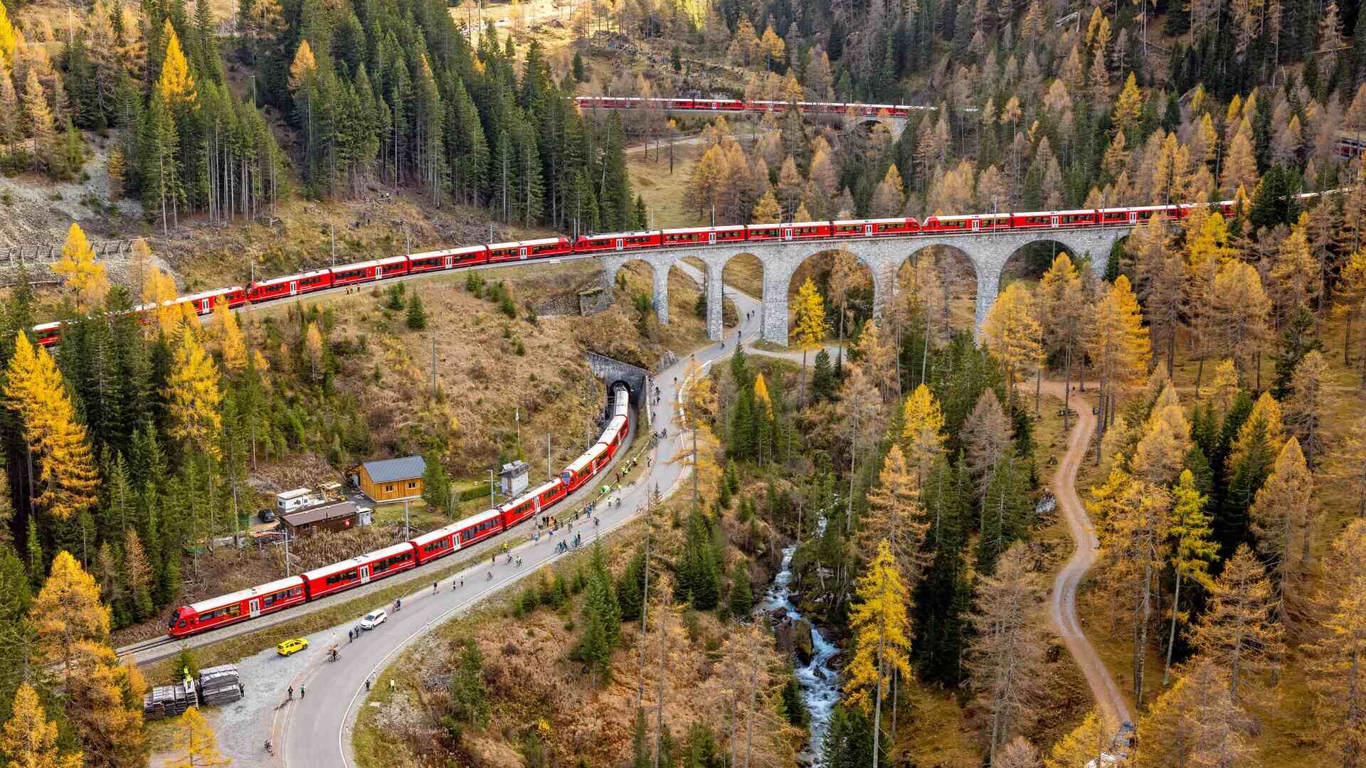 Kereta ukuran sempit terpanjang di dunia di jalur Albula dari Rhaetian Railway di Swiss pada 29 Oktober 2022 (Foto: Andy Mettler/Swiss-Image)