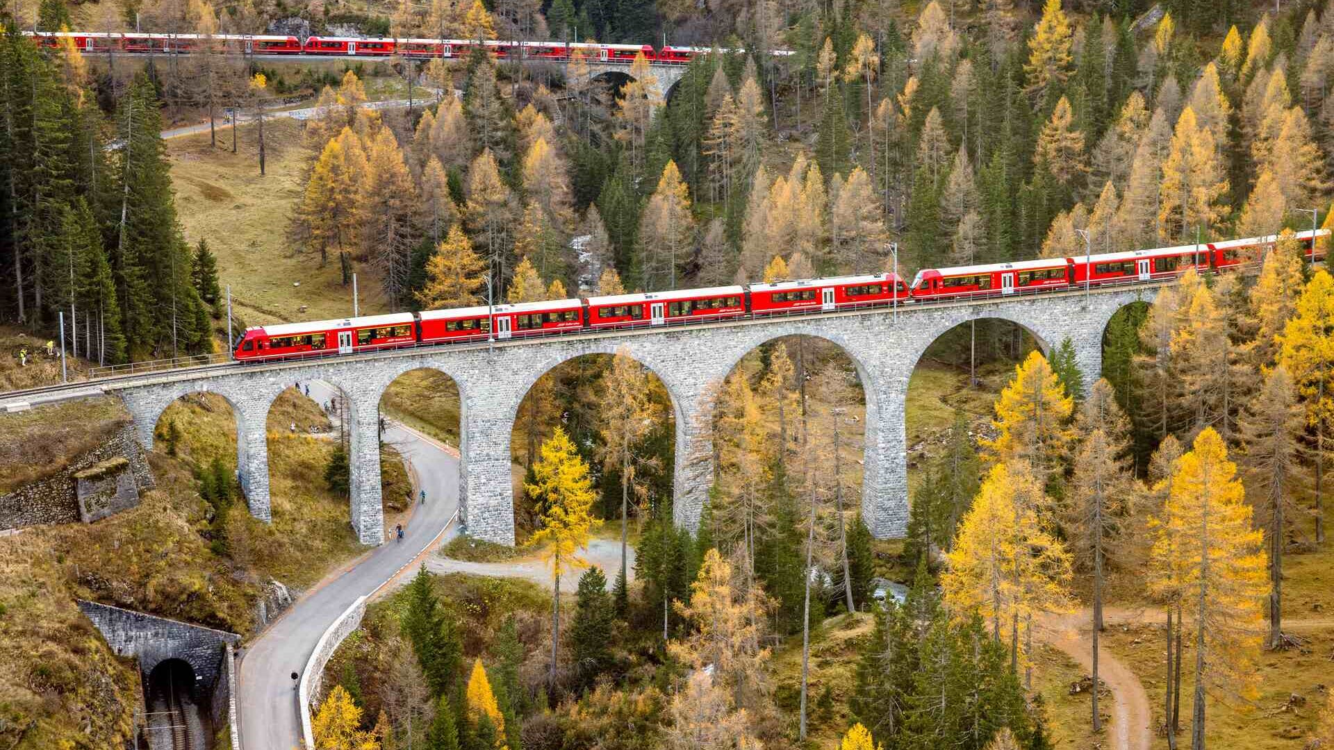 Най-дългият теснолинейка в света по линията Албула на Ретийската железница в Швейцария на 29 октомври 2022 г. (Снимка: Andy Mettler/Swiss-Image)