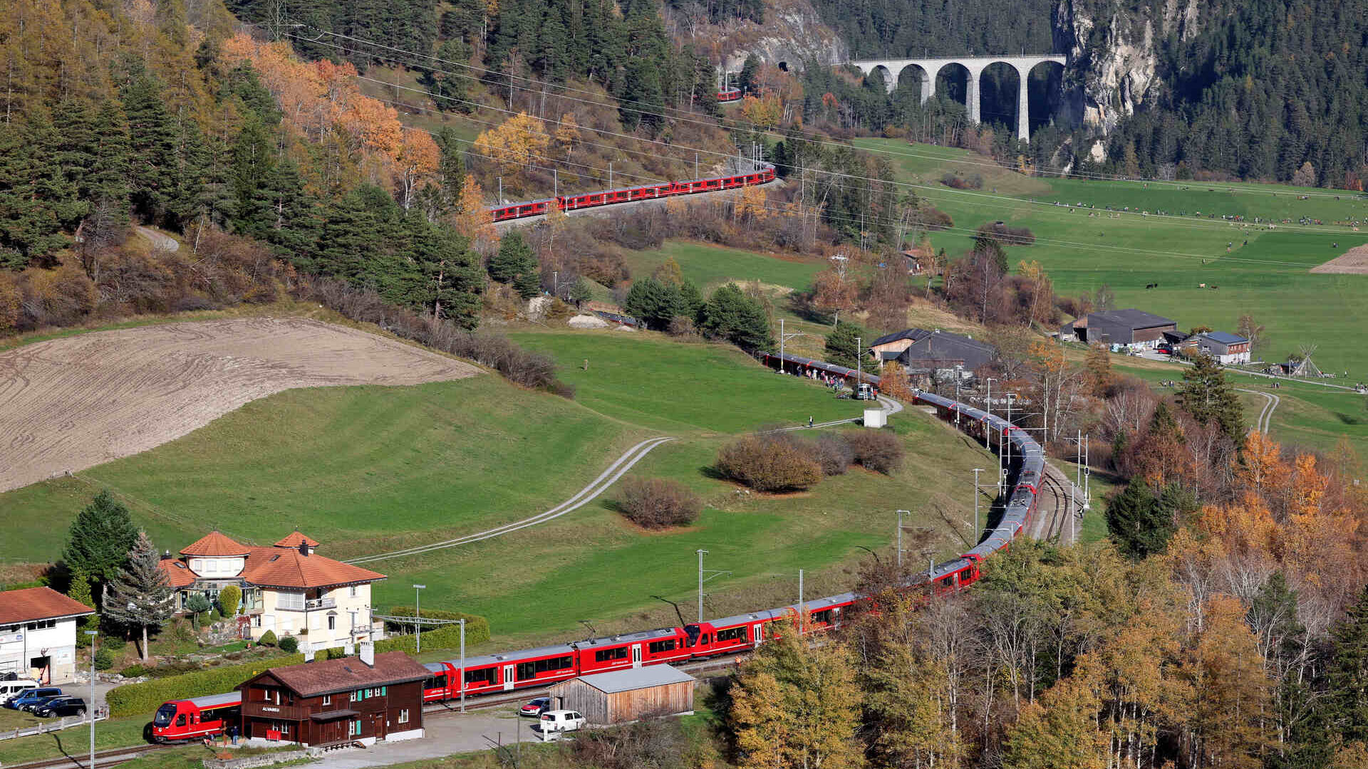 Најдужи ускотрачни воз на свету на прузи Албула Ретске железнице у Швајцарској 29. октобра 2022. (Фото: Анди Меттлер/Свисс-Имаге)